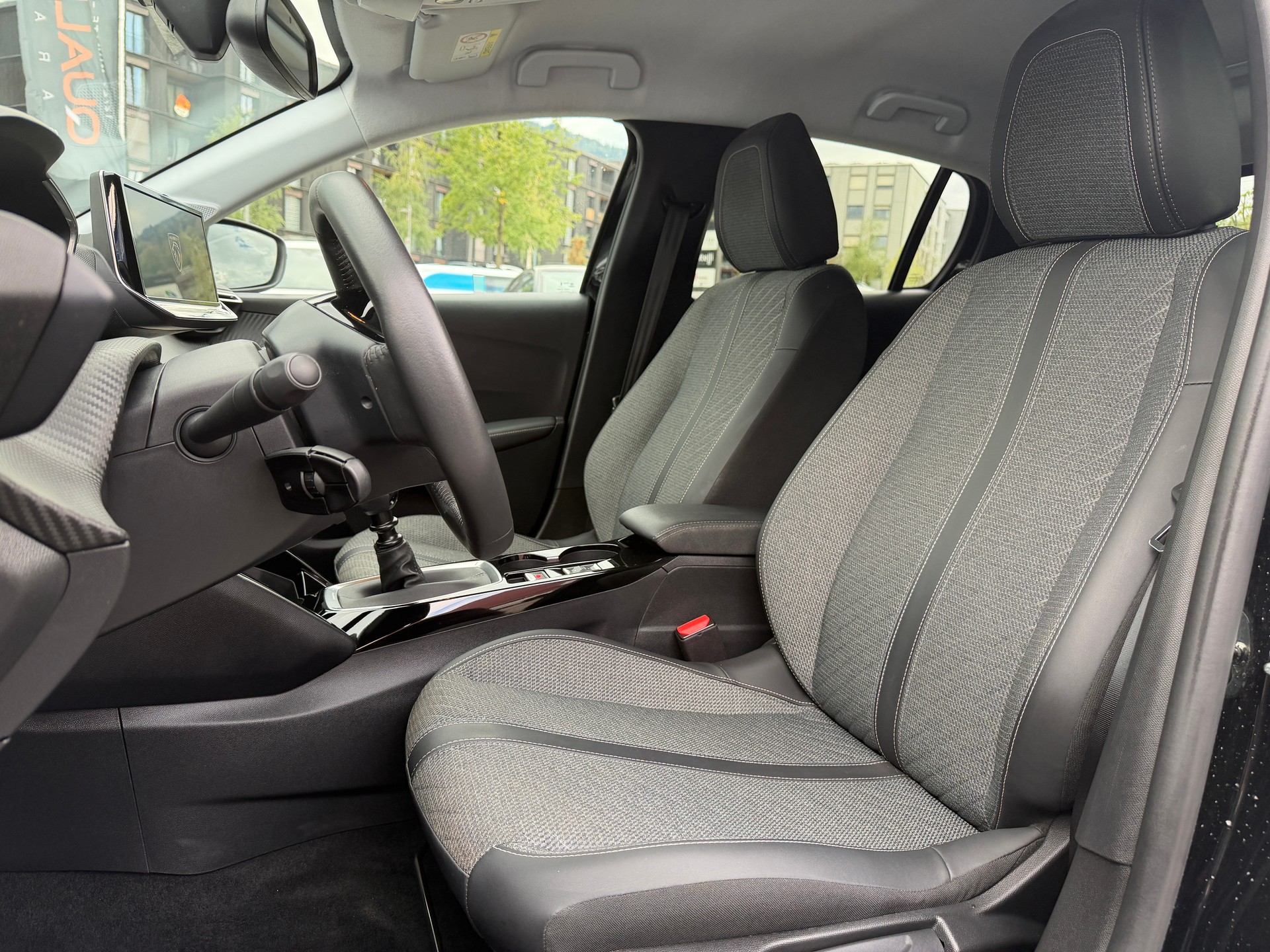 PEUGEOT 208 1.2 PureTech Allure-image-24