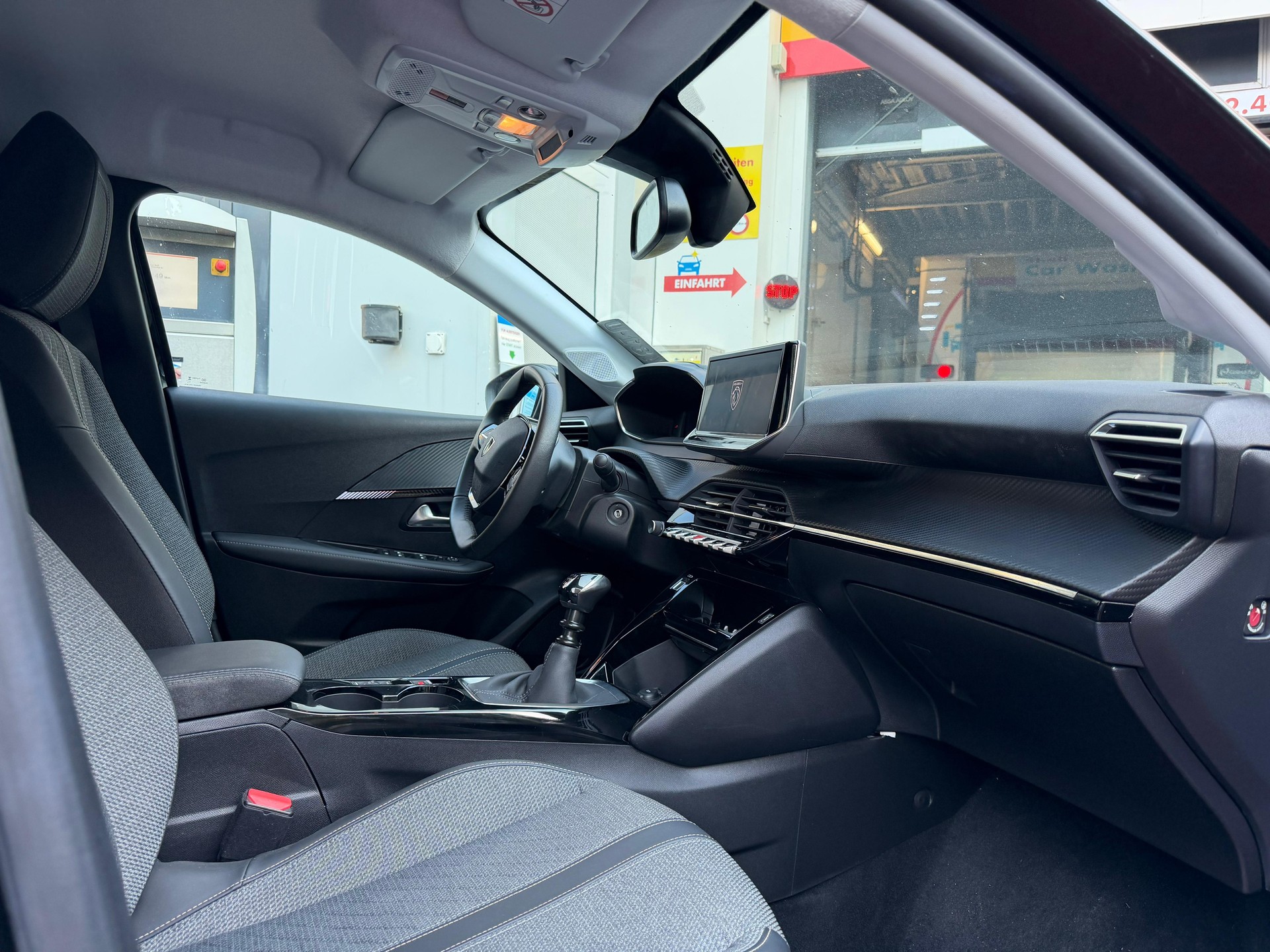 PEUGEOT 208 1.2 PureTech Allure-image-14