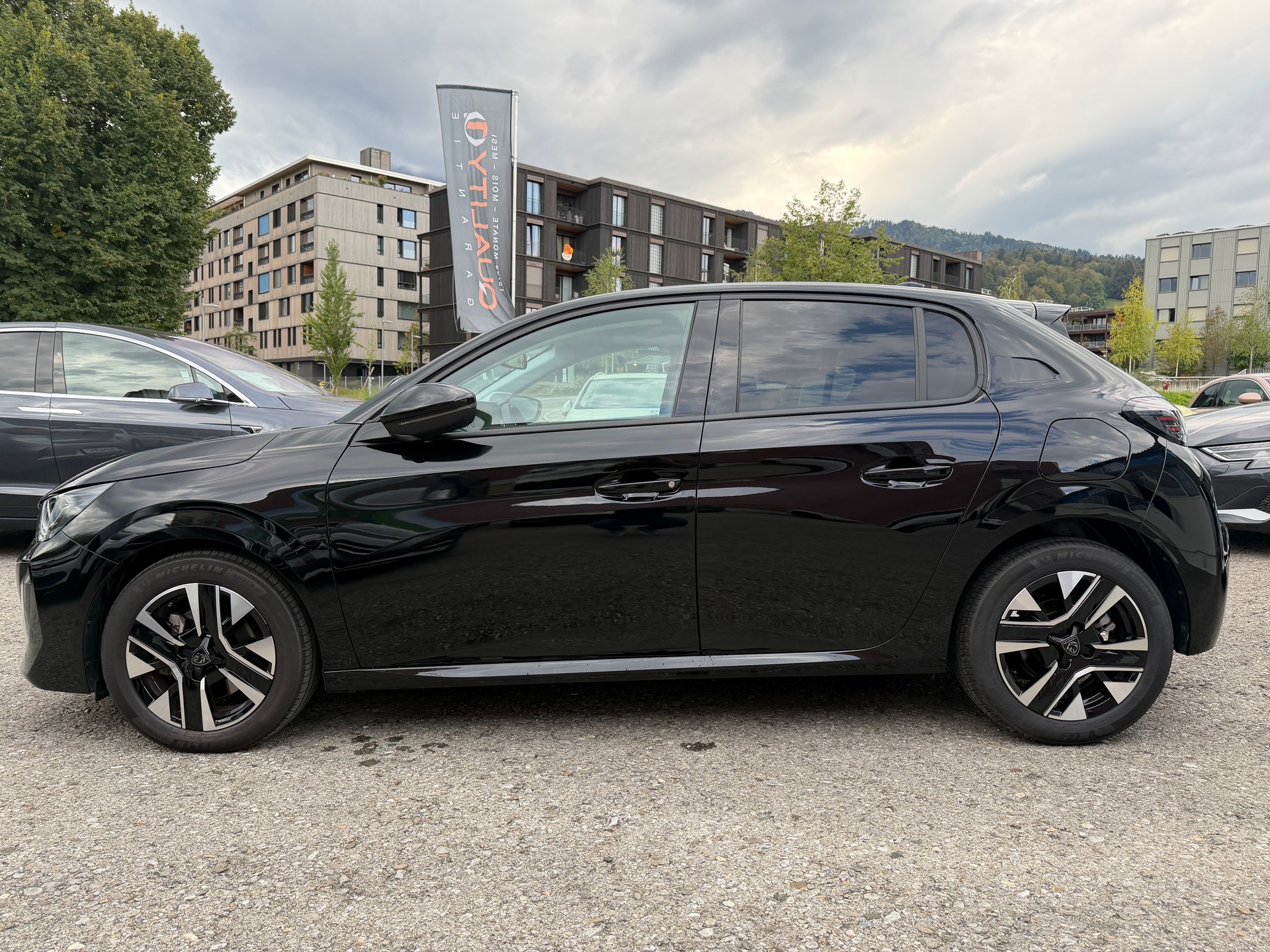 PEUGEOT 208 1.2 PureTech Allure-image-4
