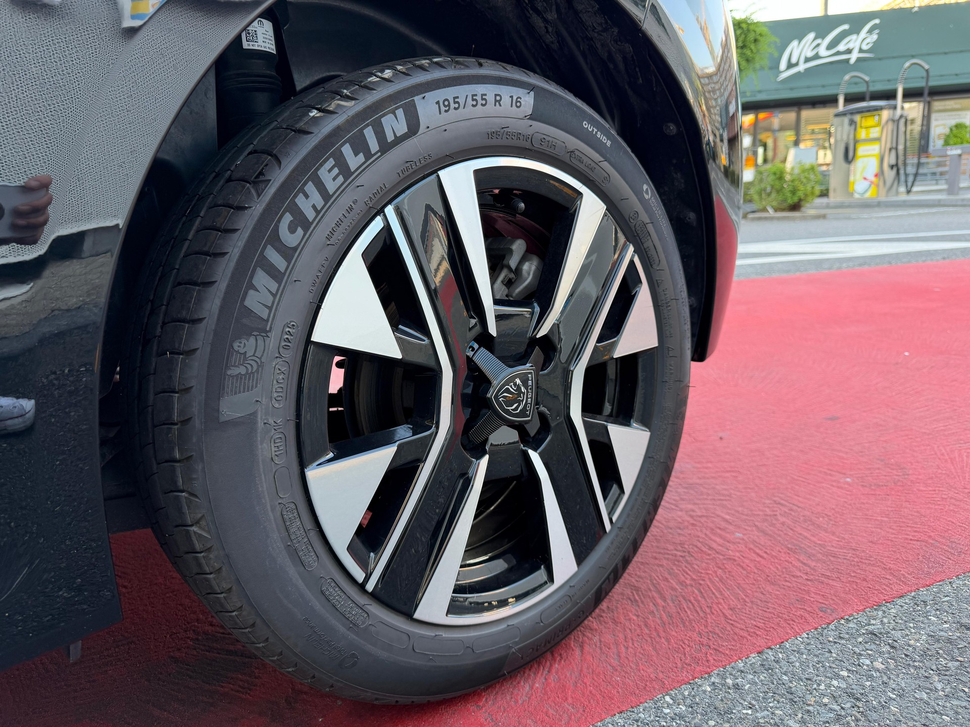 PEUGEOT 208 1.2 PureTech Allure-image-9
