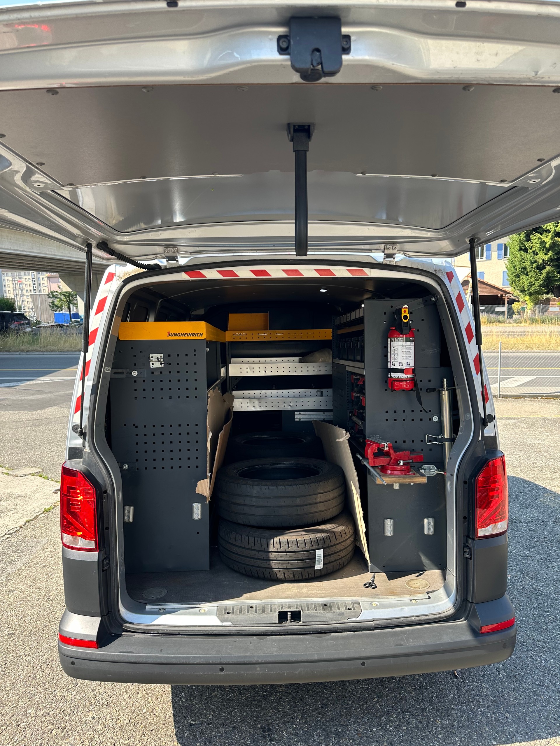 VW T6.1 2.0 TDI Entry-image-9