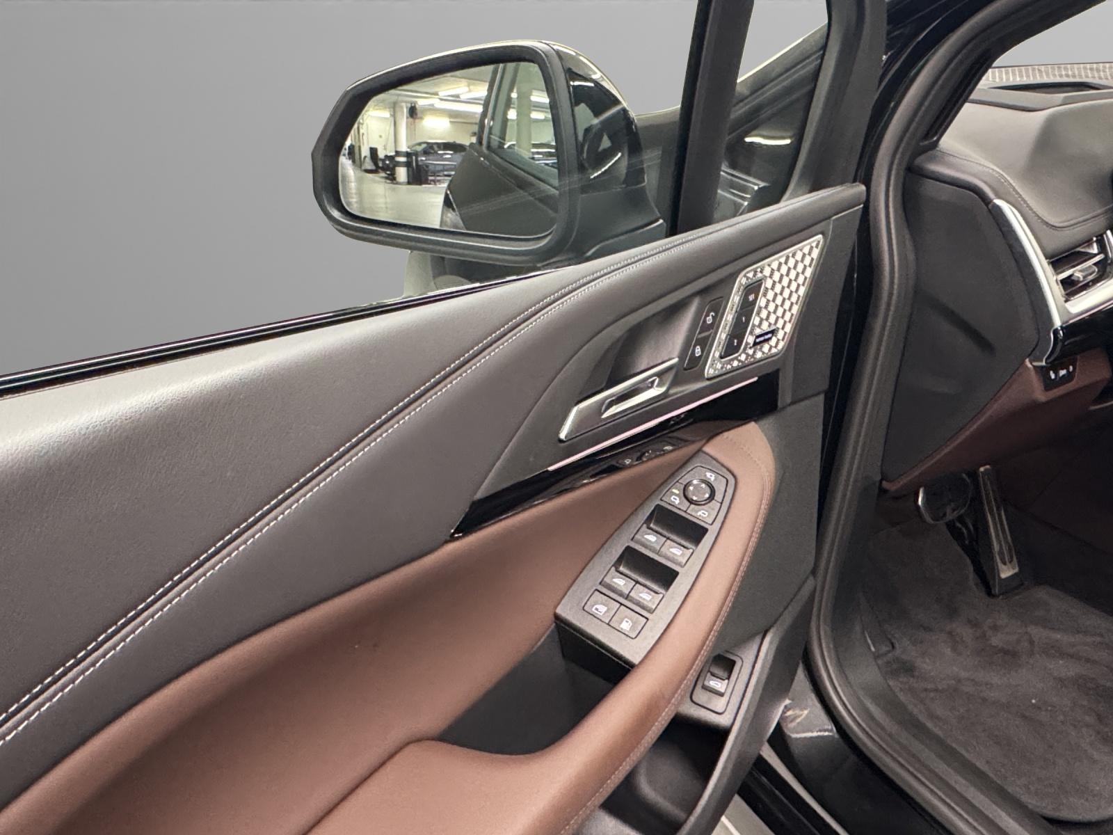 BMW 230e xDrive Active Tourer-image-12