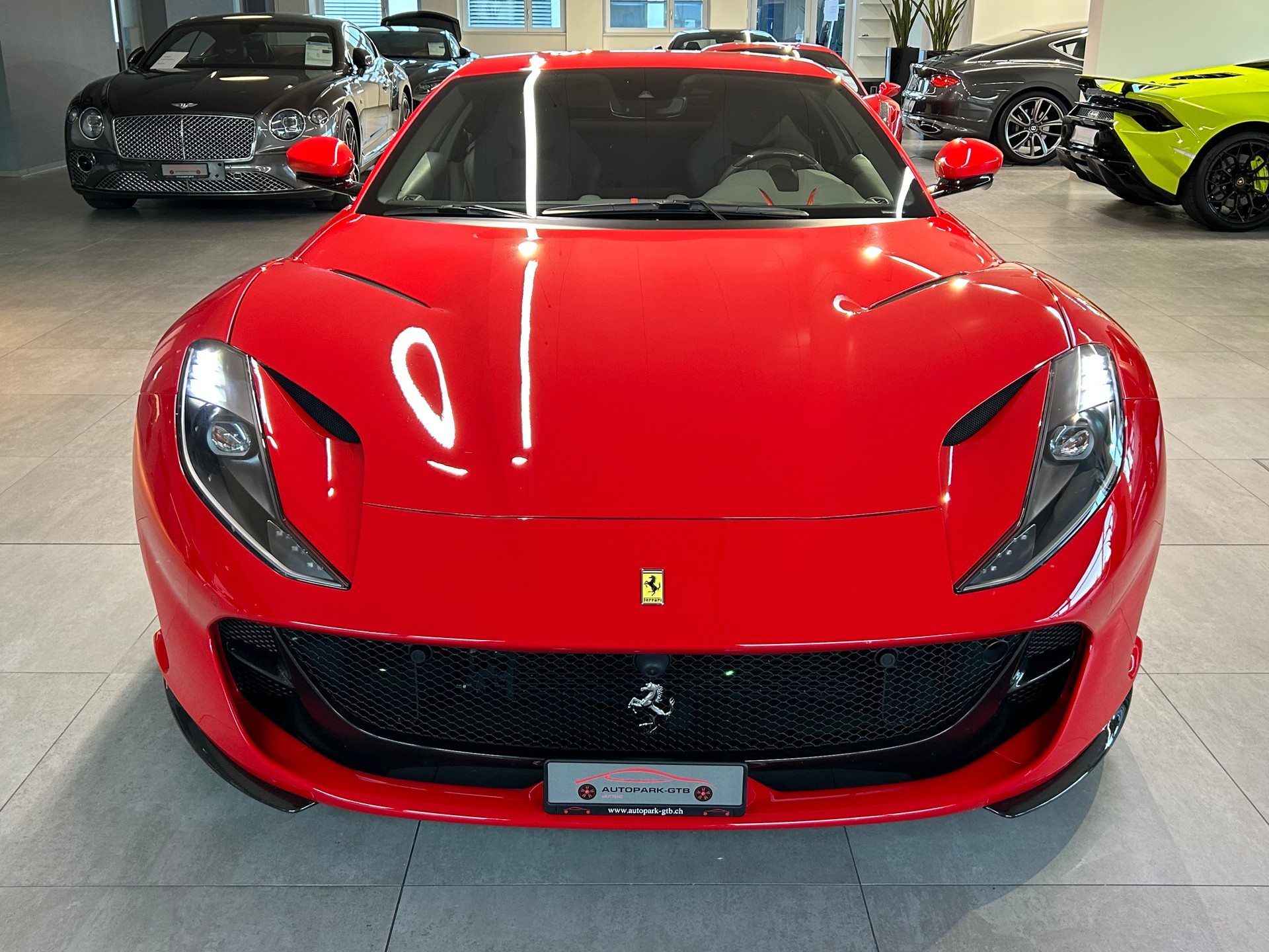 FERRARI 812 Superfast-showroom-element-2