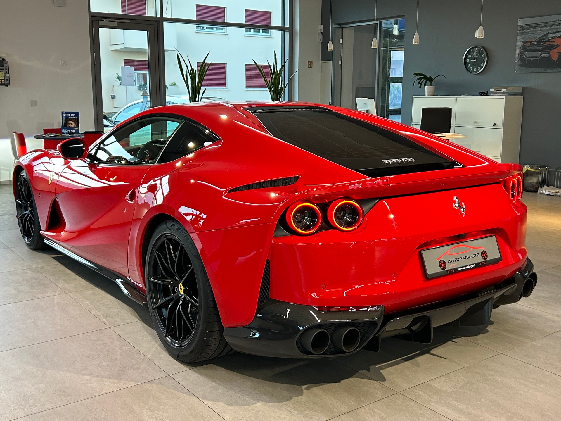 FERRARI 812 Superfast-showroom-element-3