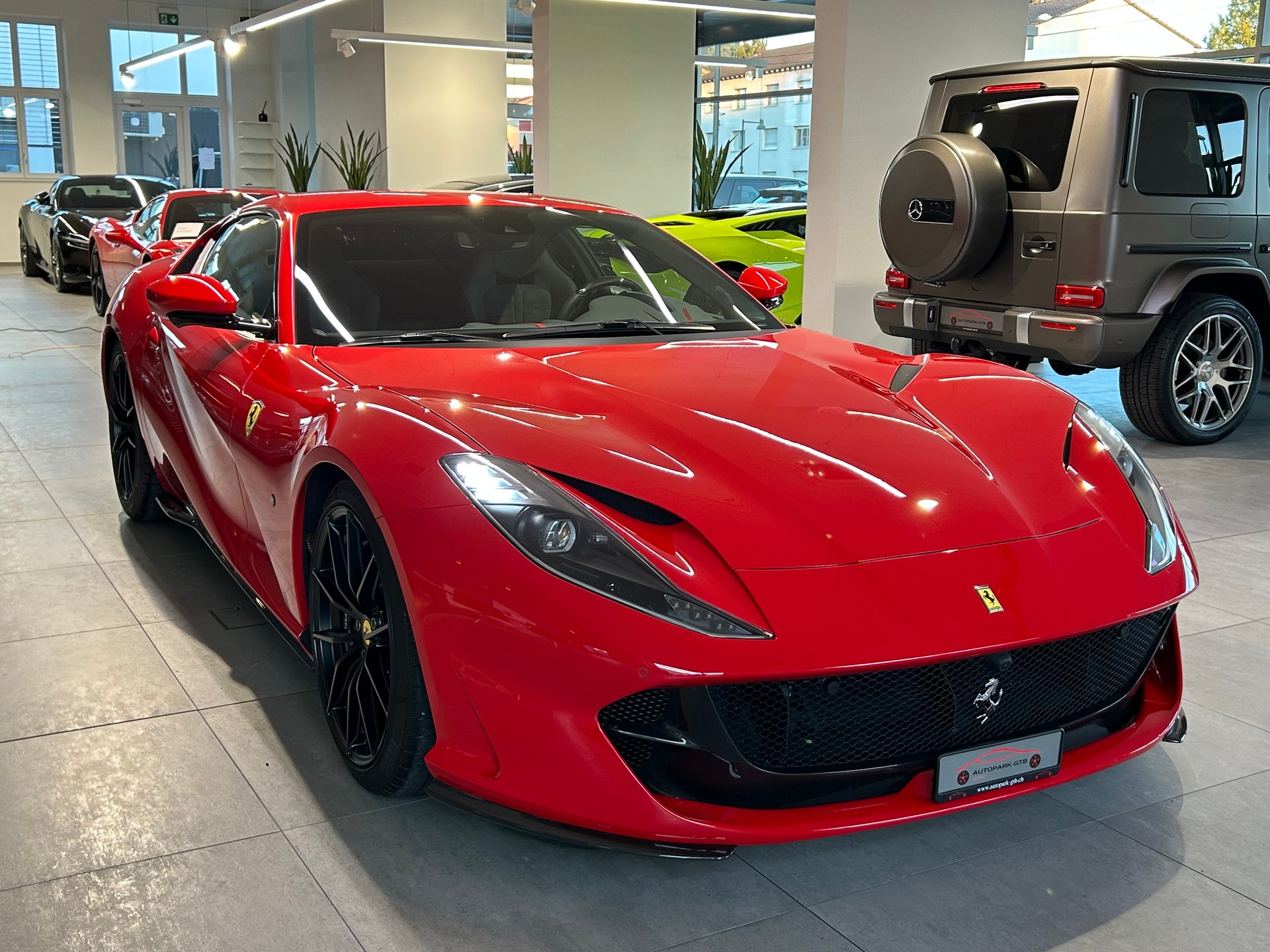 FERRARI 812 Superfast-showroom-element-1
