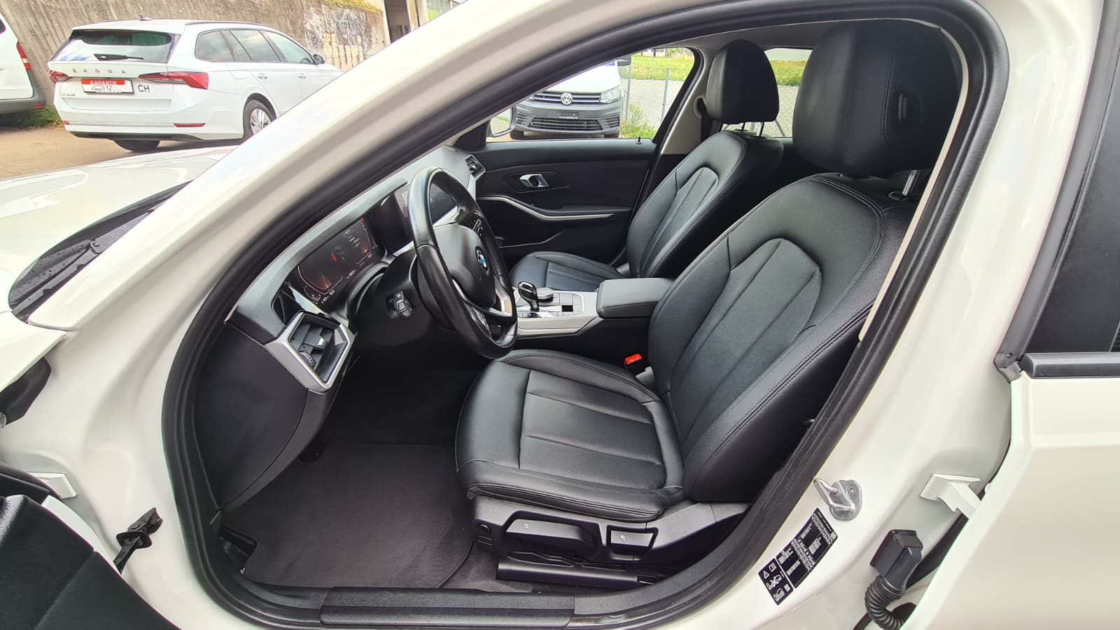 BMW 320d xDrive 48V Touring Steptronic ** Voll-Leder ** Gr-Navi ** RF-Kamera ** Sitzheizung ** Frisch Ab MFK & Service **-image-17