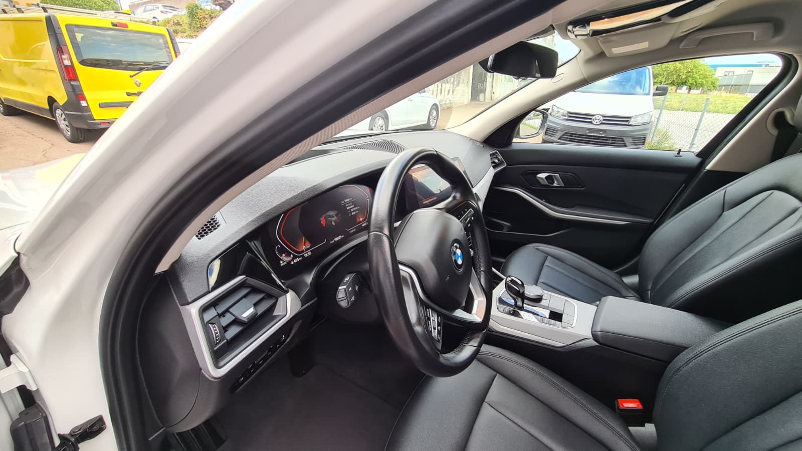 BMW 320d xDrive 48V Touring Steptronic ** Voll-Leder ** Gr-Navi ** RF-Kamera ** Sitzheizung ** Frisch Ab MFK & Service **-image-16