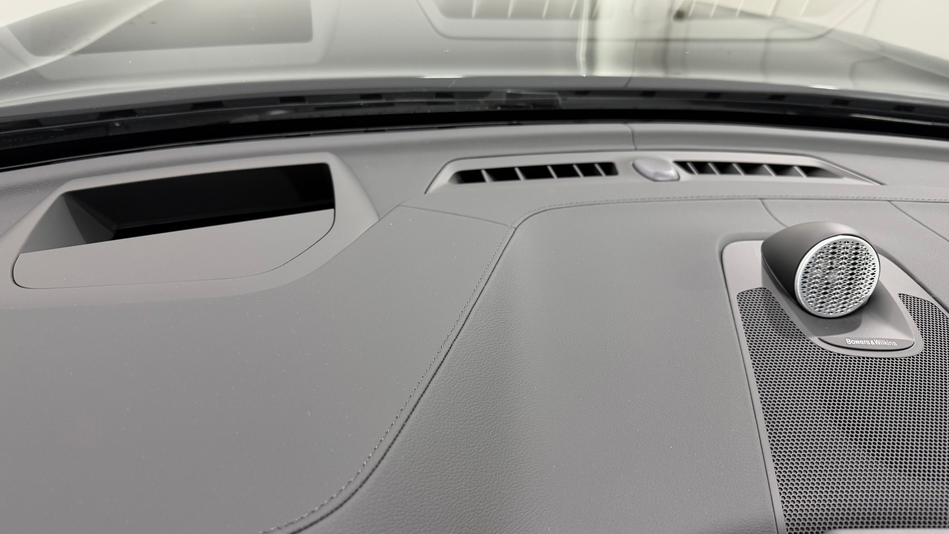 VOLVO XC60 2.0 T8 TE Black Edition e-image-11