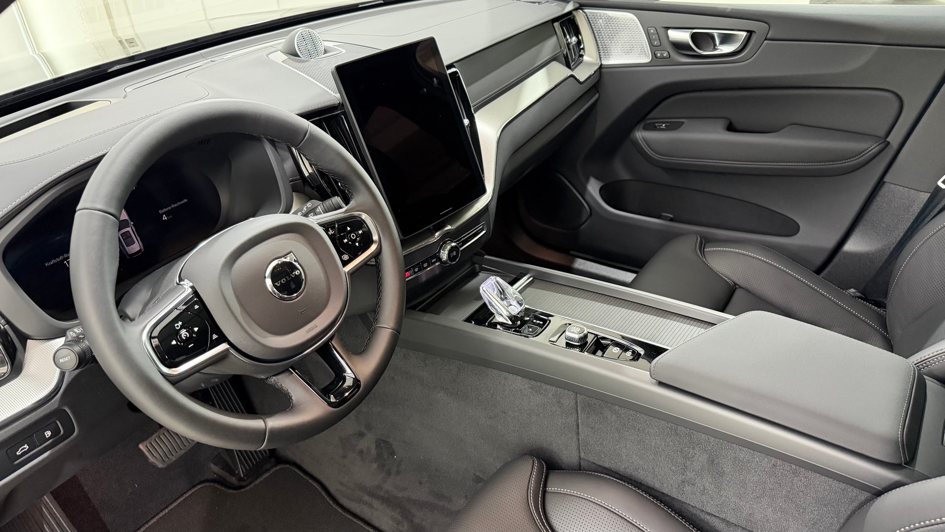 VOLVO XC60 2.0 T8 TE Black Edition e-image-3