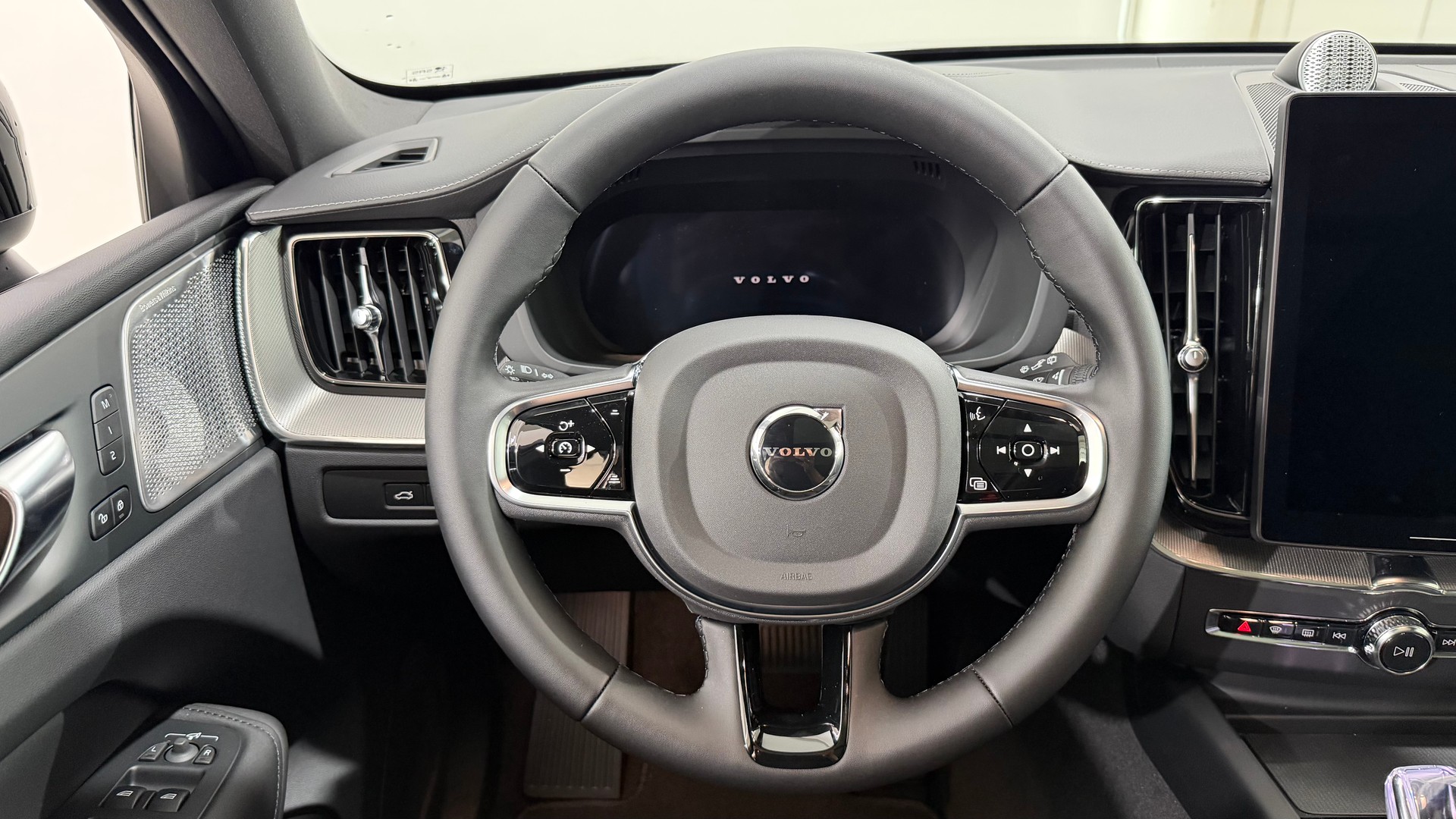 VOLVO XC60 2.0 T8 TE Black Edition e-image-12