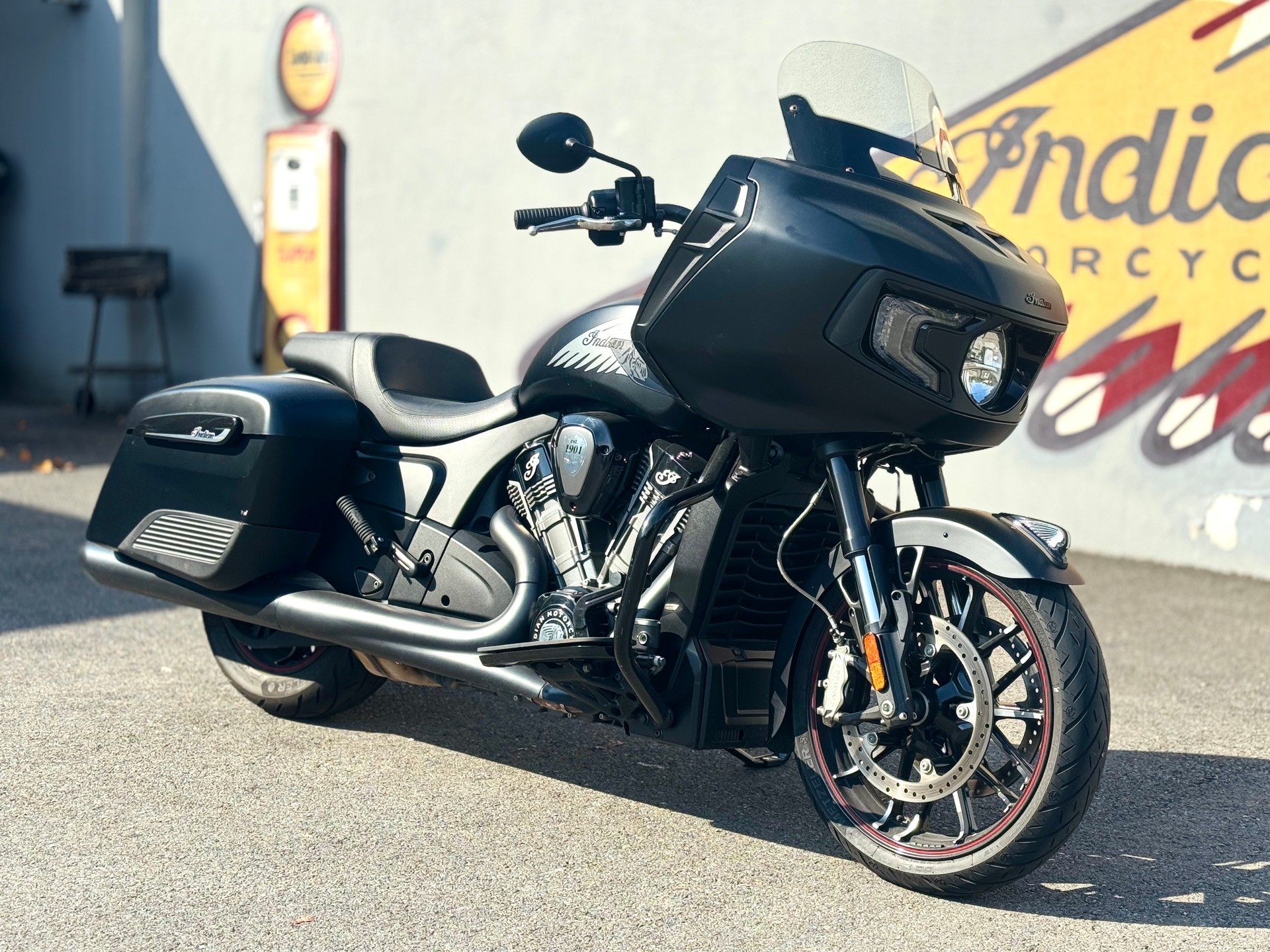 INDIAN Challenger Dark Horse-showroom-element-1
