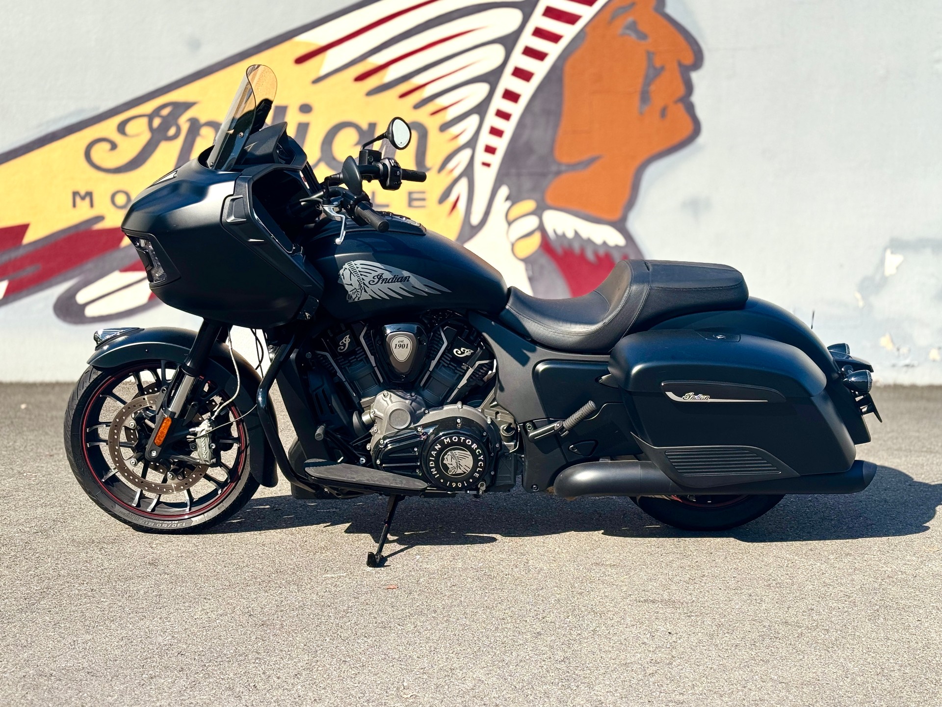 INDIAN Challenger Dark Horse-showroom-element-2