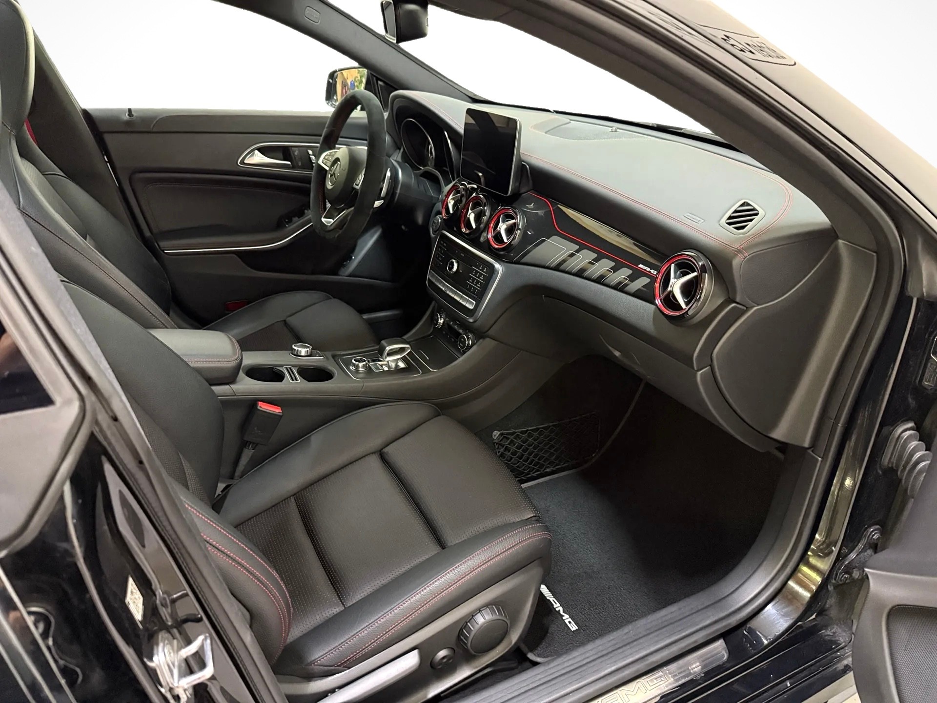 MERCEDES-BENZ CLA Shooting Brake 45 AMG 4Matic Speedshift-image-8