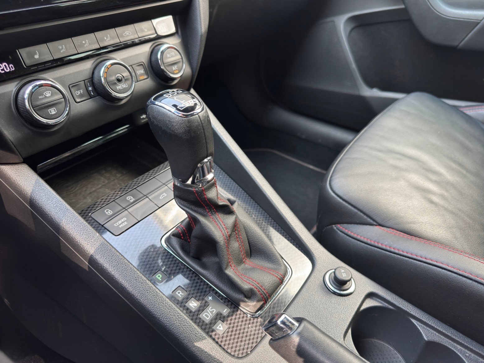 SKODA Octavia Combi 2.0 TDI RS 4x4 DSG-image-16
