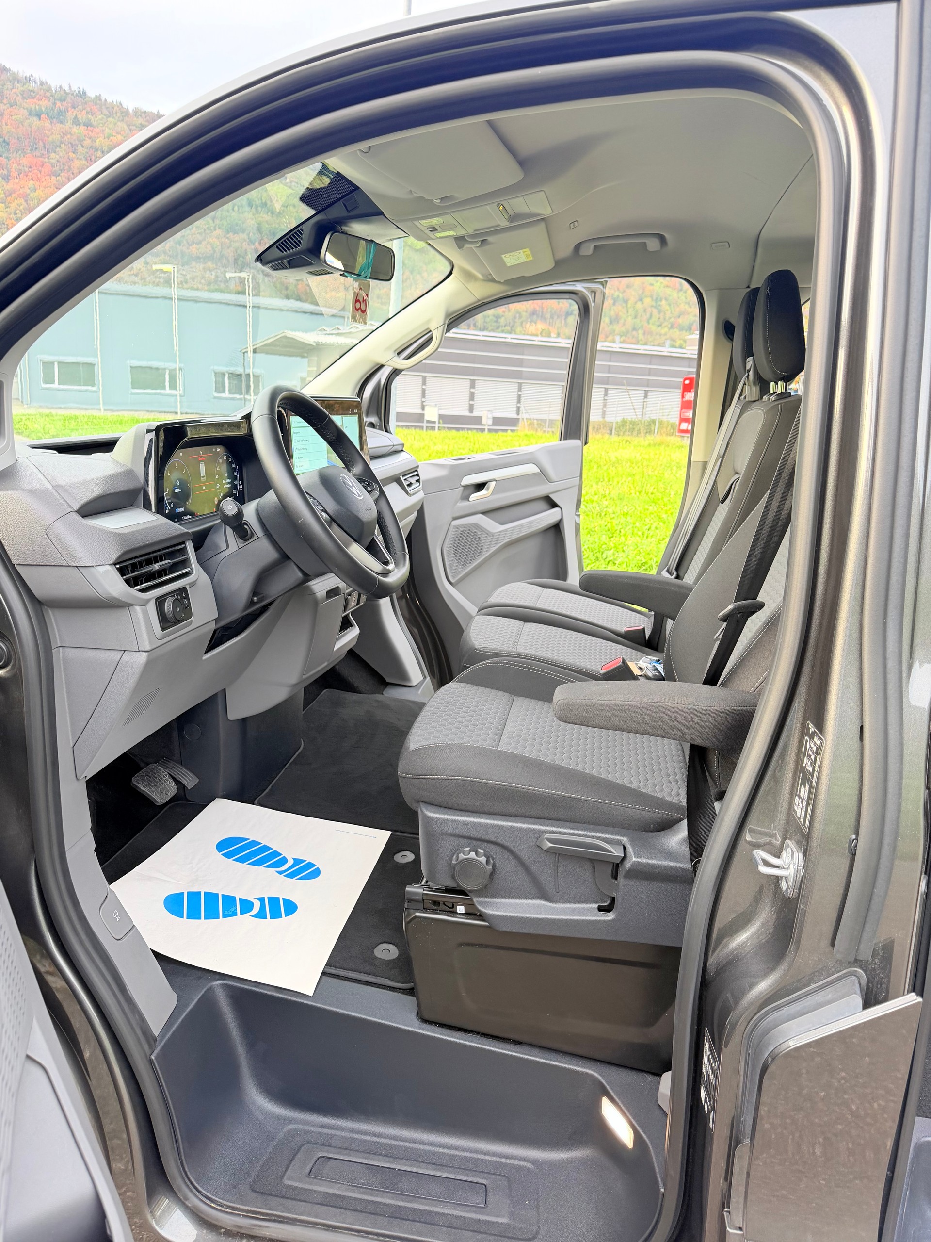 VW CARAVELLE 2.0 TDI "CH WAGEN" EXTRA LANG. LWB 4-MOTION AUTOMAT 8. MIT 9 SITZE. MIT 5 TÜREN. 3500 MM.-image-11