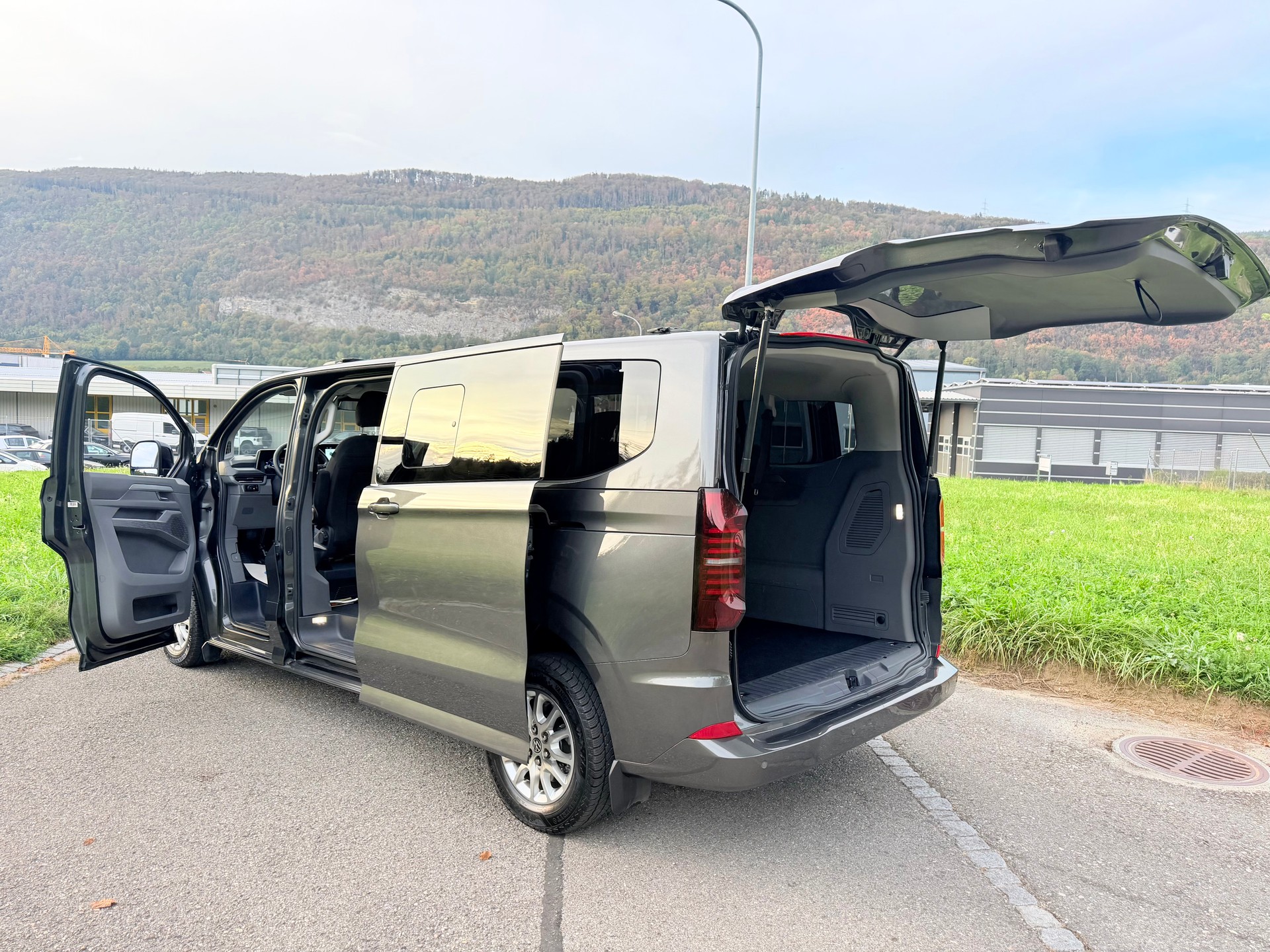 VW CARAVELLE 2.0 TDI "CH WAGEN" EXTRA LANG. LWB 4-MOTION AUTOMAT 8. MIT 9 SITZE. MIT 5 TÜREN. 3500 MM.-image-2