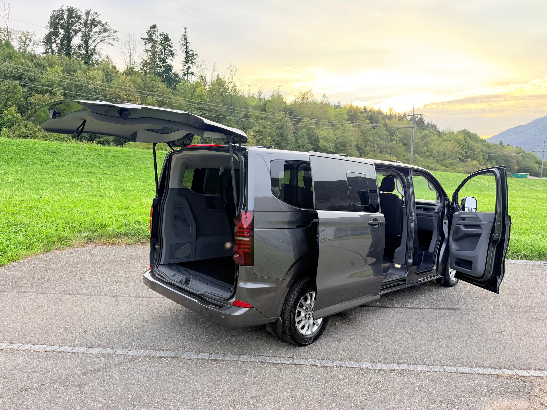 VW CARAVELLE 2.0 TDI "CH WAGEN" EXTRA LANG. LWB 4-MOTION AUTOMAT 8. MIT 9 SITZE. MIT 5 TÜREN. 3500 MM.-image-12
