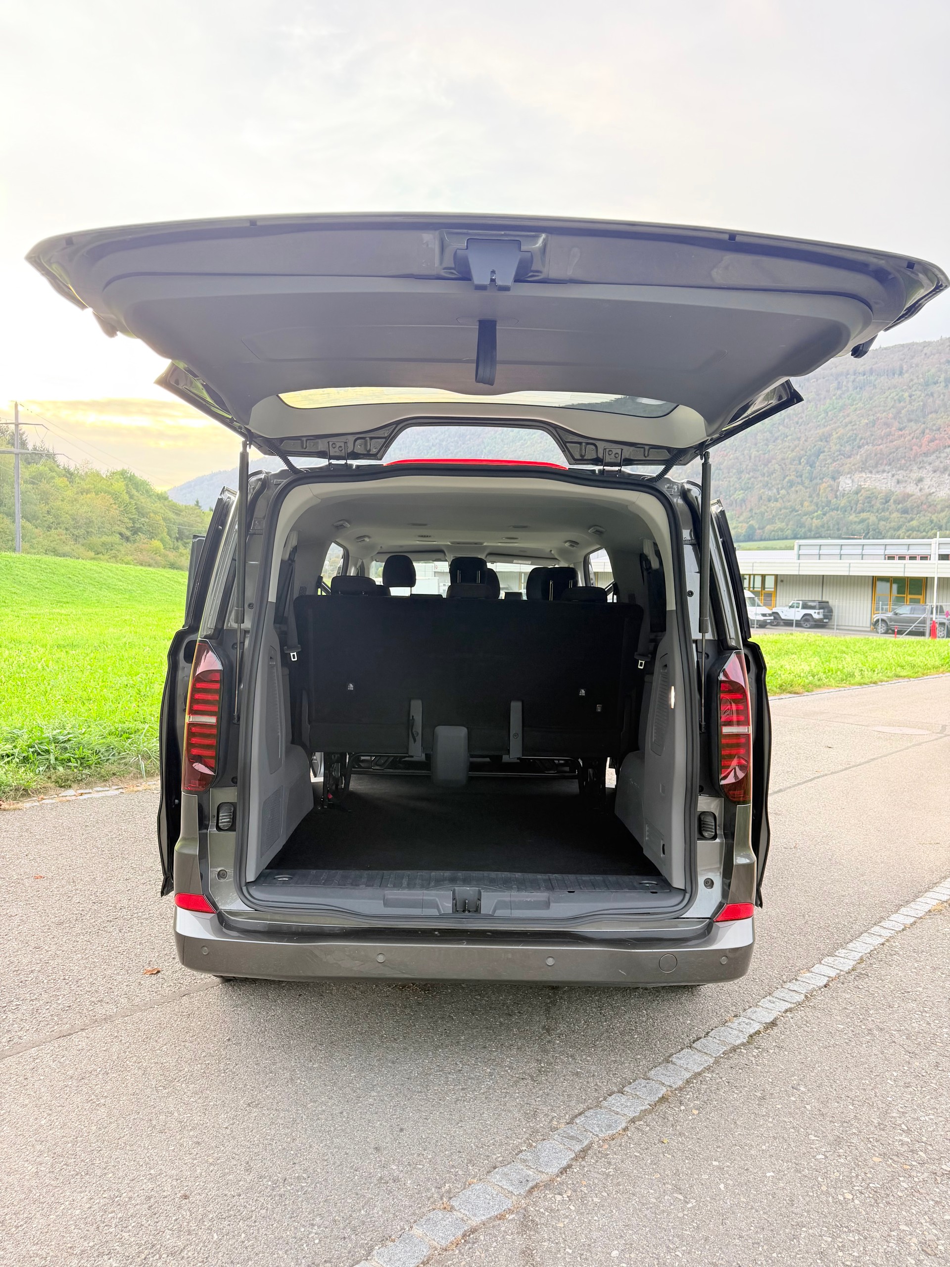 VW CARAVELLE 2.0 TDI "CH WAGEN" EXTRA LANG. LWB 4-MOTION AUTOMAT 8. MIT 9 SITZE. MIT 5 TÜREN. 3500 MM.-image-9