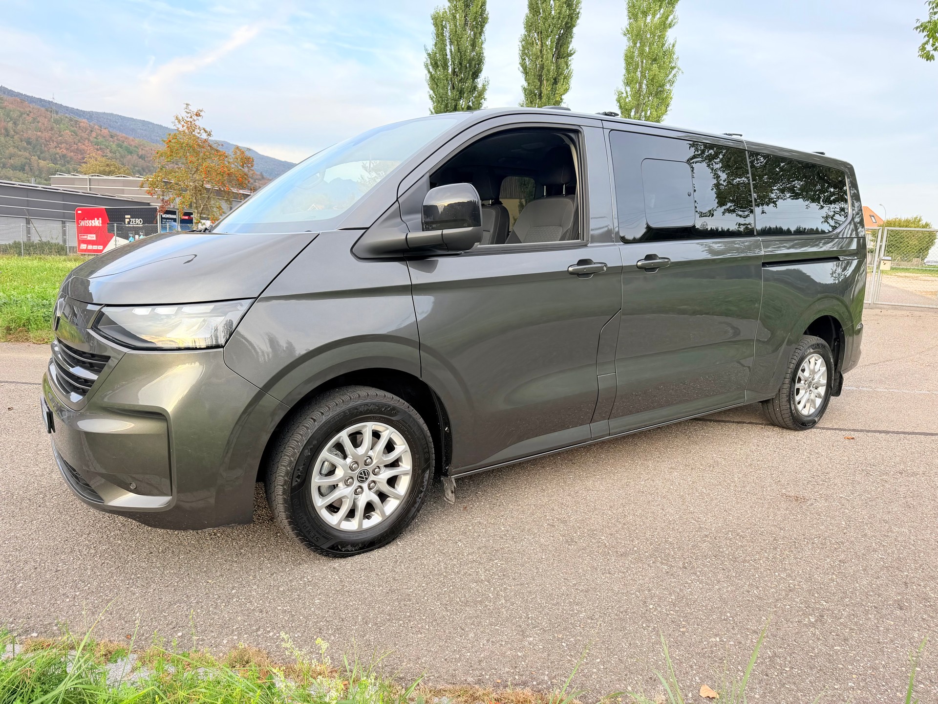 VW CARAVELLE 2.0 TDI "CH WAGEN" EXTRA LANG. LWB 4-MOTION AUTOMAT 8. MIT 9 SITZE. MIT 5 TÜREN. 3500 MM.-image-1
