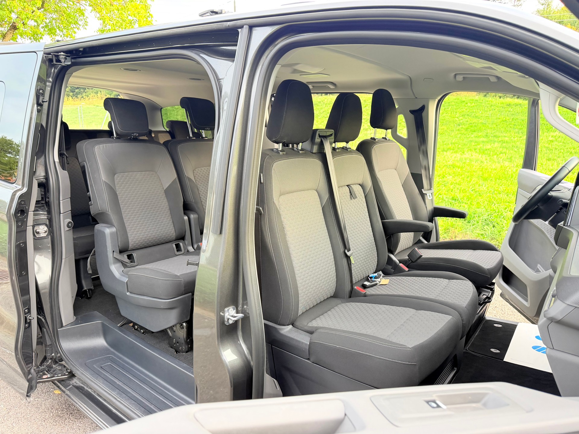 VW CARAVELLE 2.0 TDI "CH WAGEN" EXTRA LANG. LWB 4-MOTION AUTOMAT 8. MIT 9 SITZE. MIT 5 TÜREN. 3500 MM.-image-7