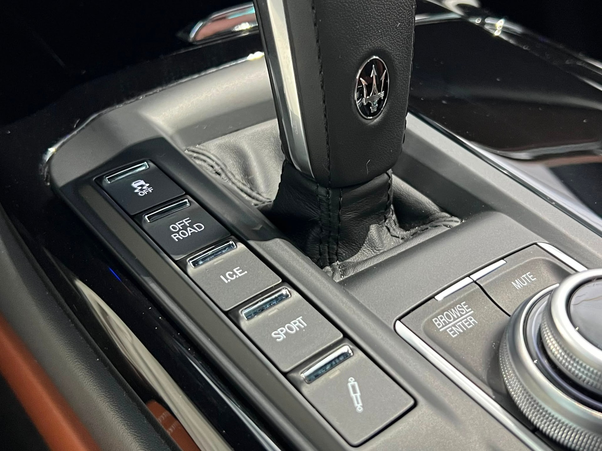 MASERATI Levante S 3.0 V6 GranLusso 430PS Automatica *Ermenegildo Zegna Edition* Neues Facelift Modell-image-13