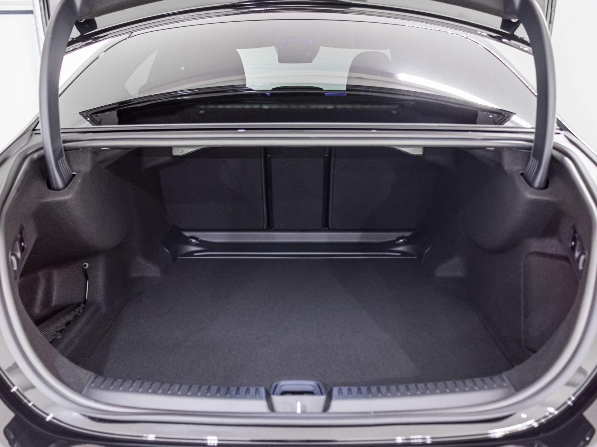 MERCEDES-BENZ E 220 d 4MATIC-image-12