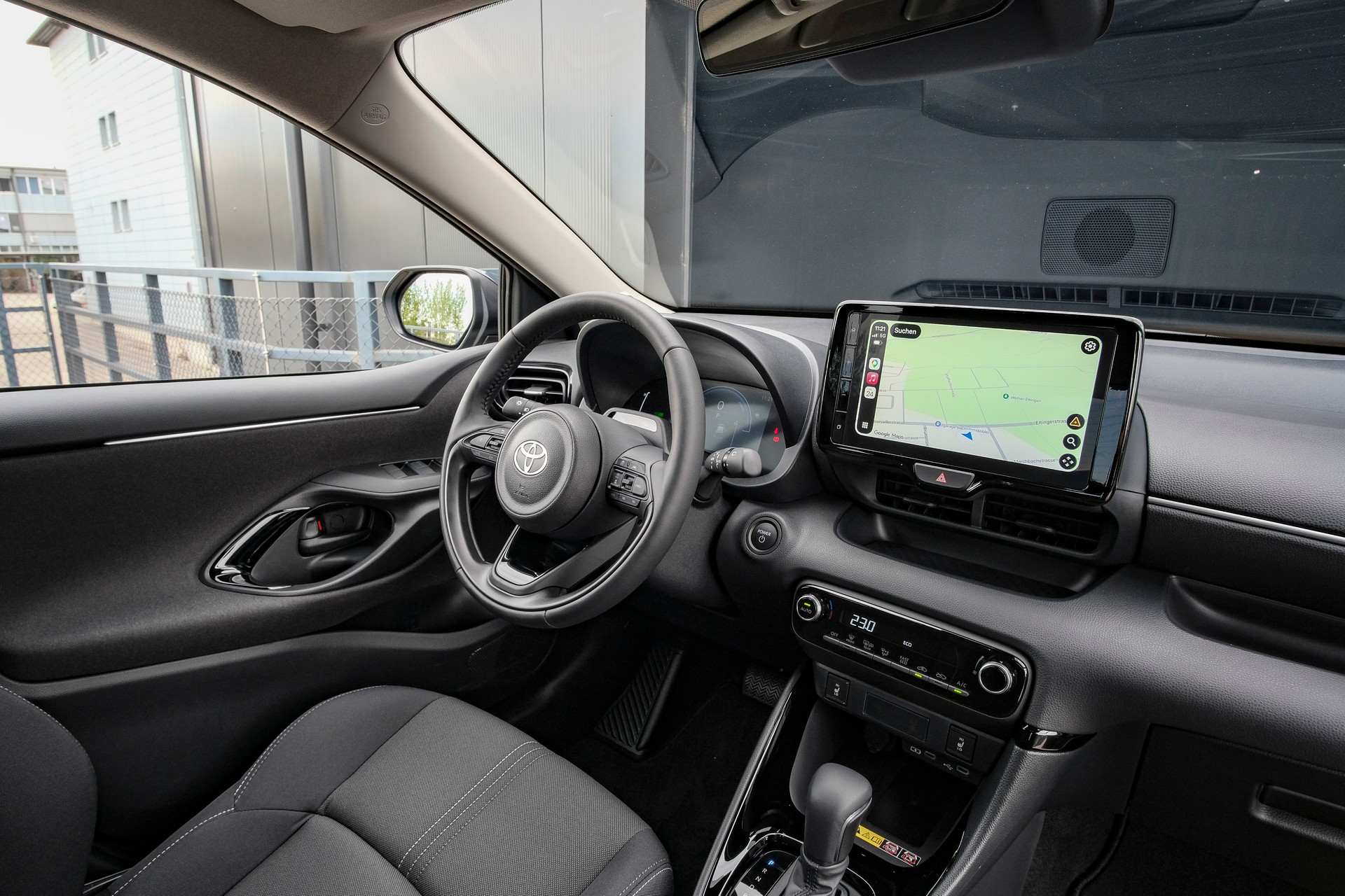 TOYOTA Yaris 1.5 e-CVT-image-13