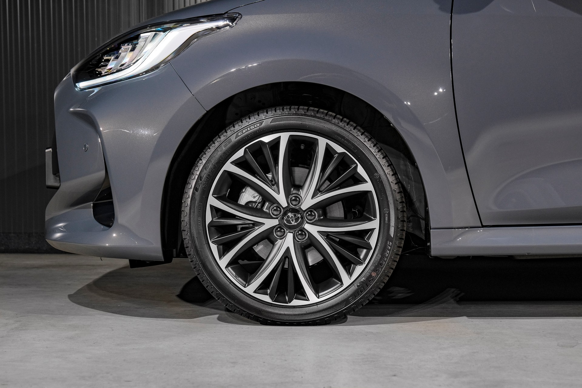 TOYOTA Yaris 1.5 e-CVT-image-27