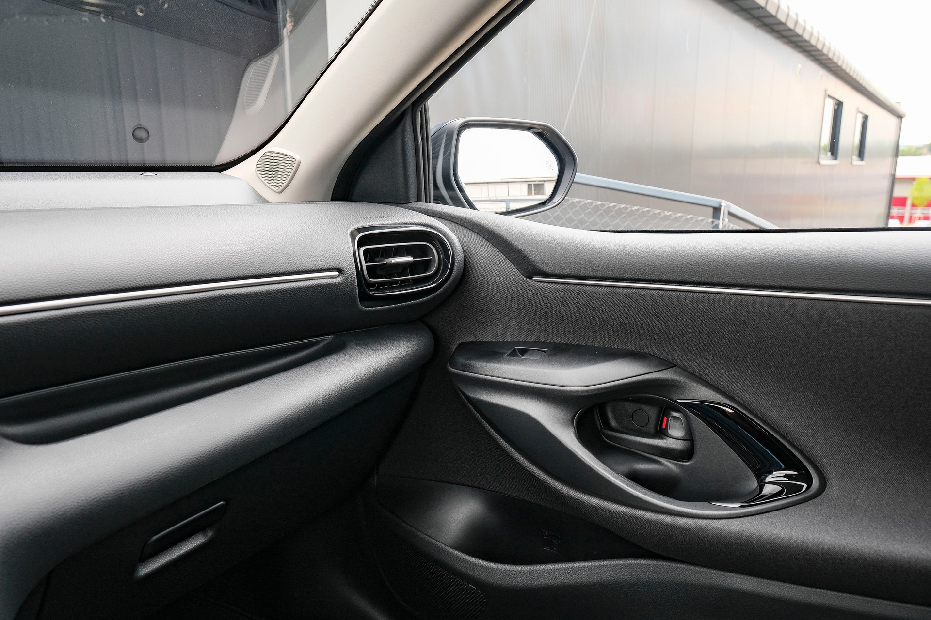 TOYOTA Yaris 1.5 e-CVT-image-22