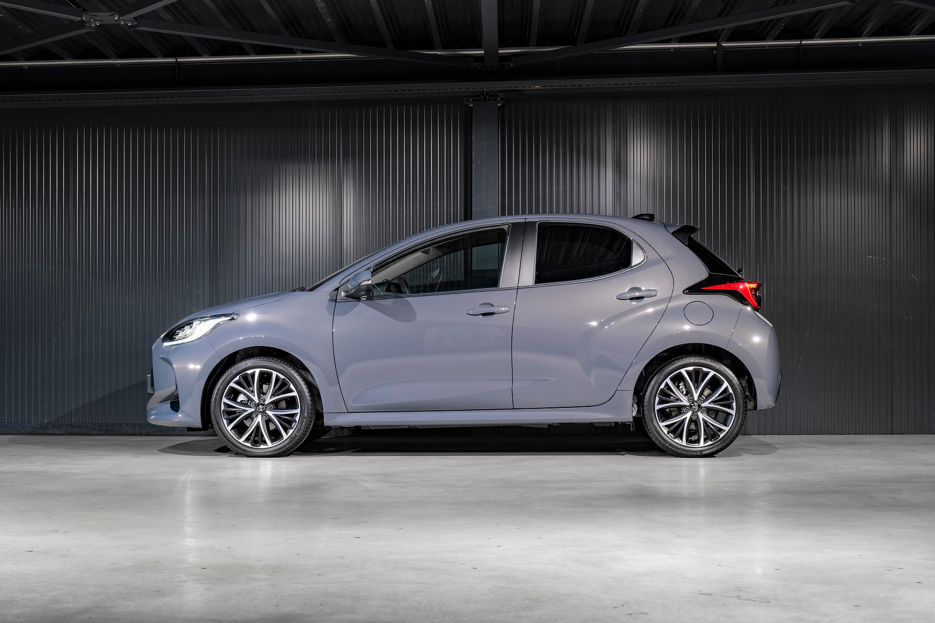 TOYOTA Yaris 1.5 e-CVT-image-8