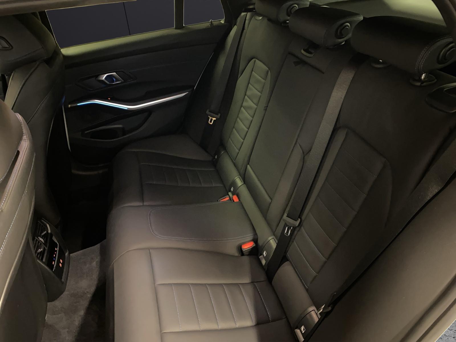 BMW 320d xDrive SAG Touring-image-12