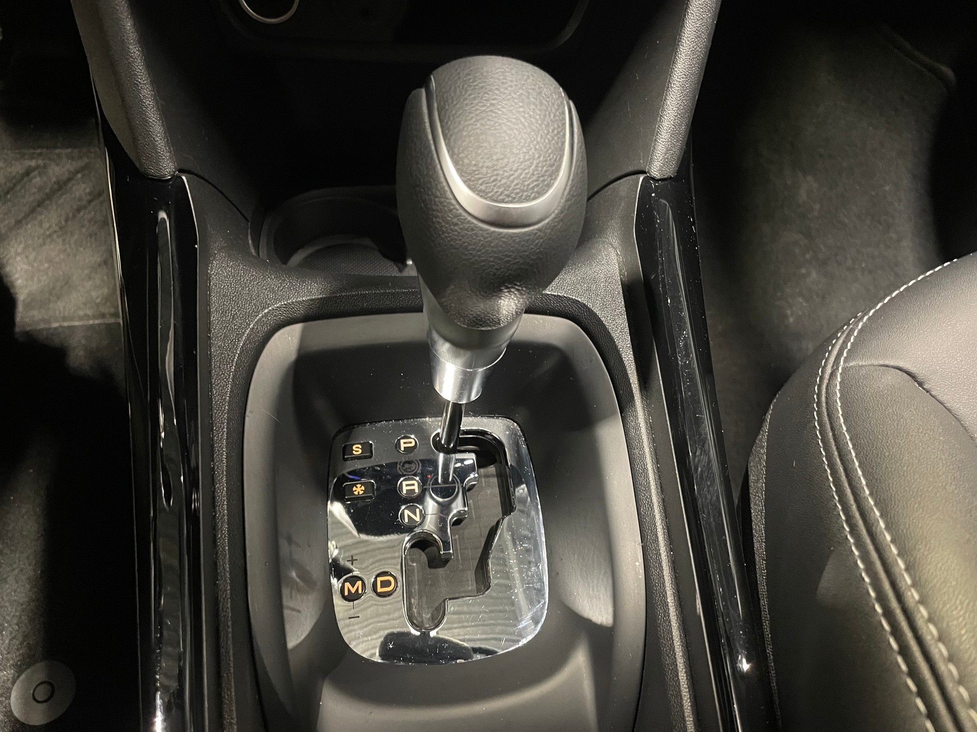 PEUGEOT 2008 1.2 PureTech Allure EAT6 (20)-image-15