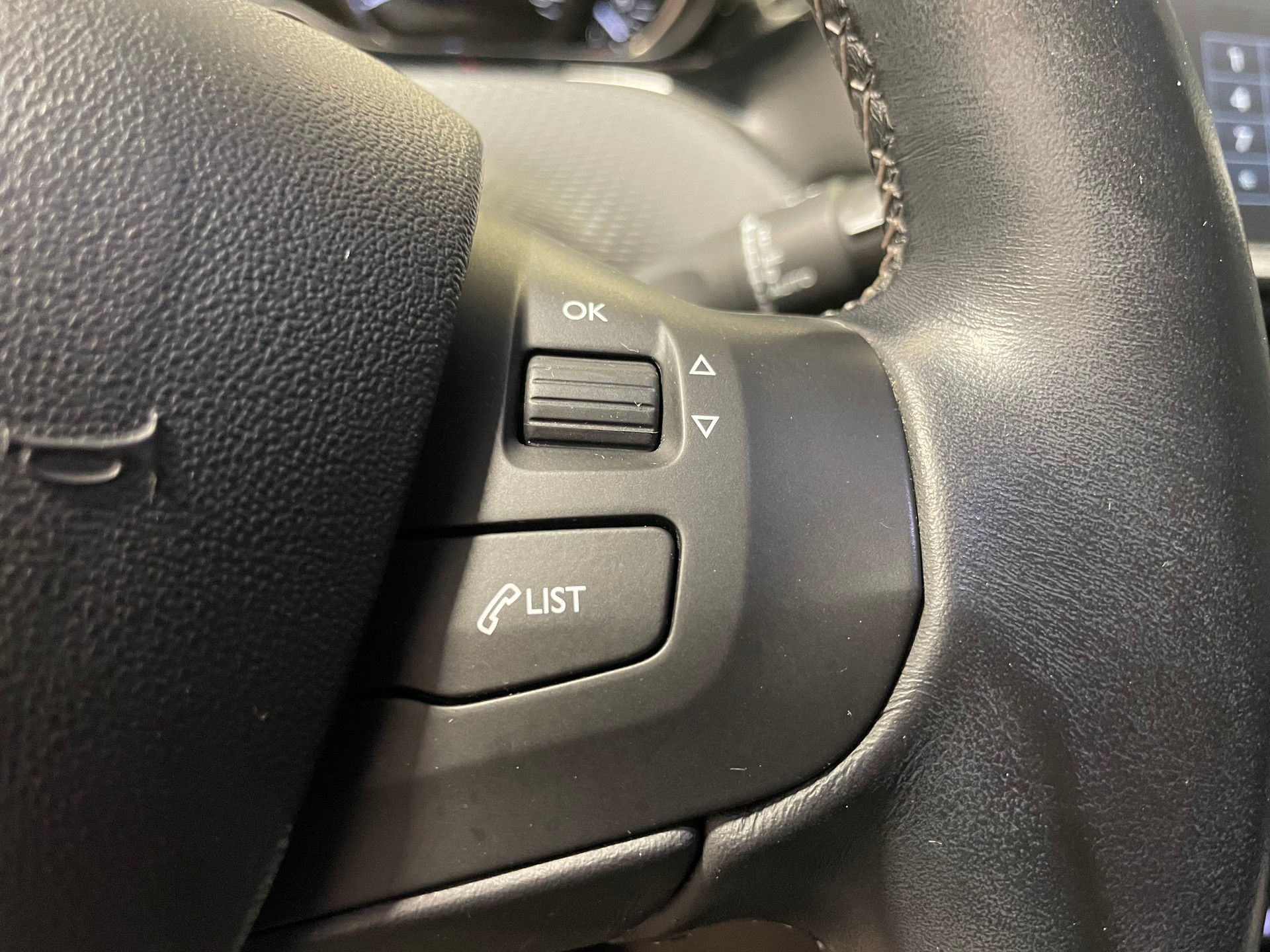PEUGEOT 2008 1.2 PureTech Allure EAT6 (20)-image-11