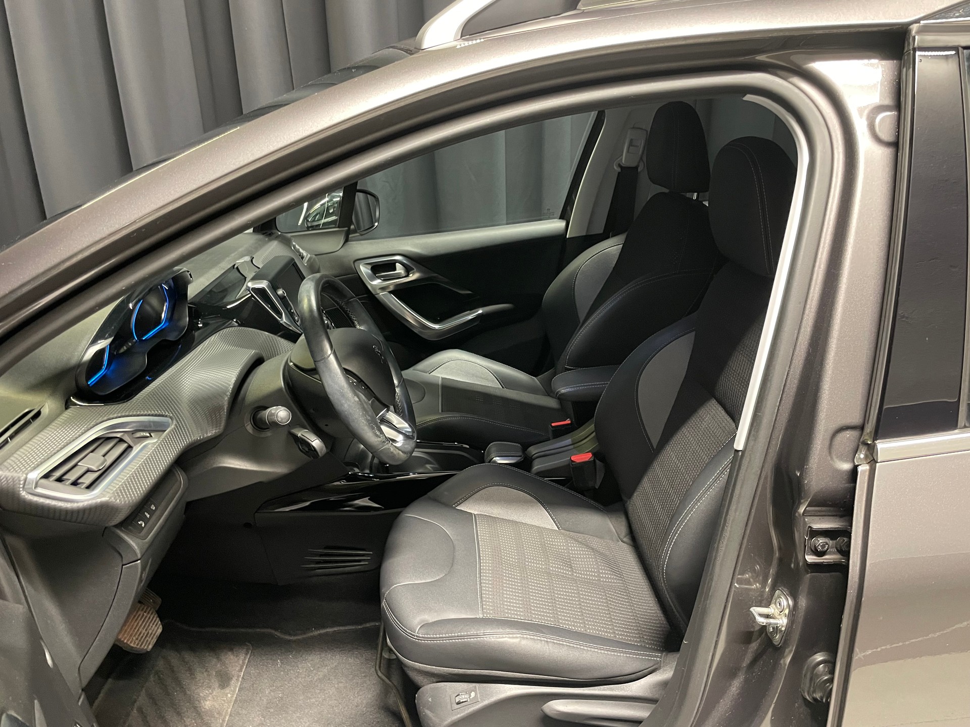 PEUGEOT 2008 1.2 PureTech Allure EAT6 (20)-image-6