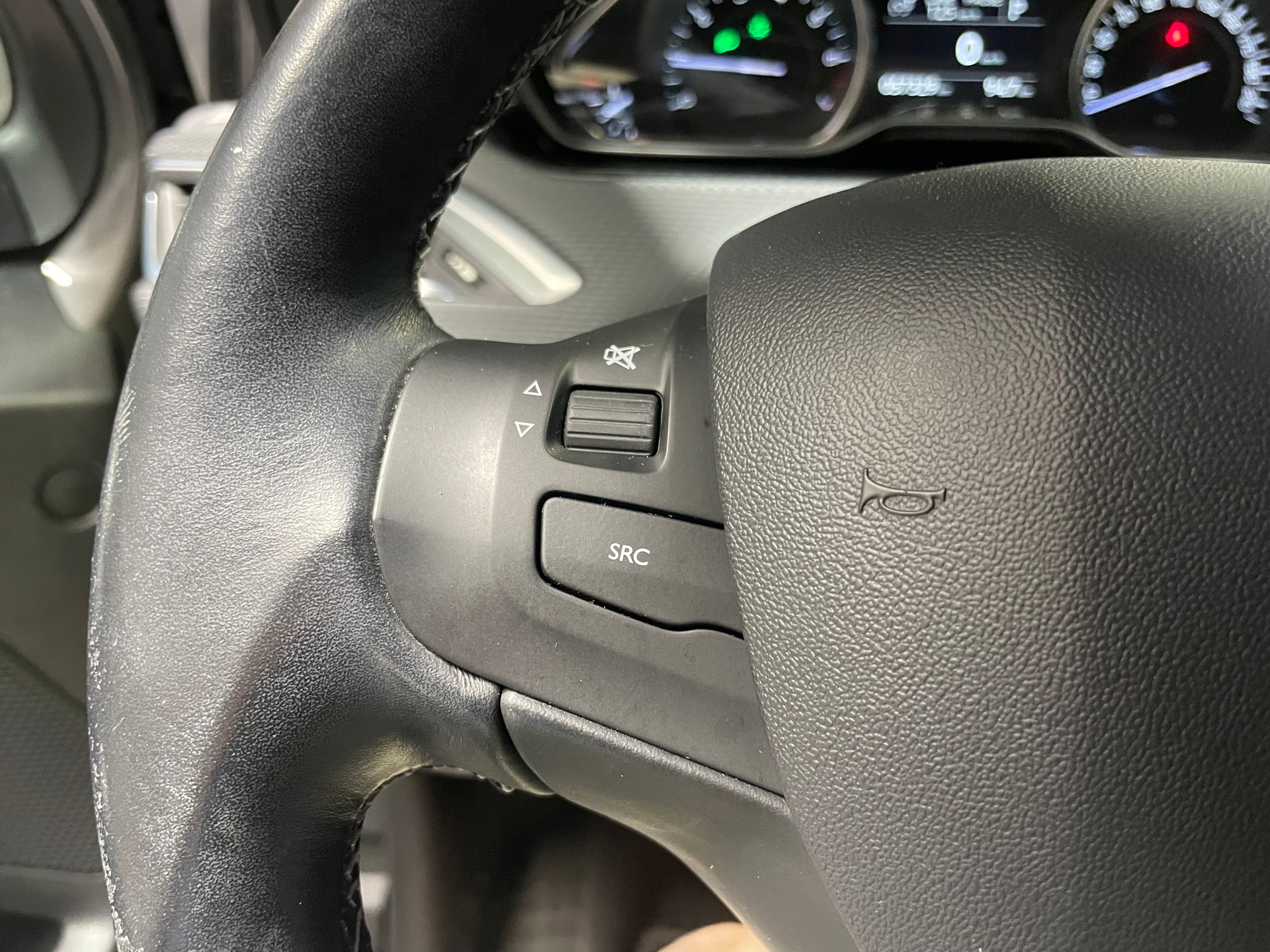 PEUGEOT 2008 1.2 PureTech Allure EAT6 (20)-image-10