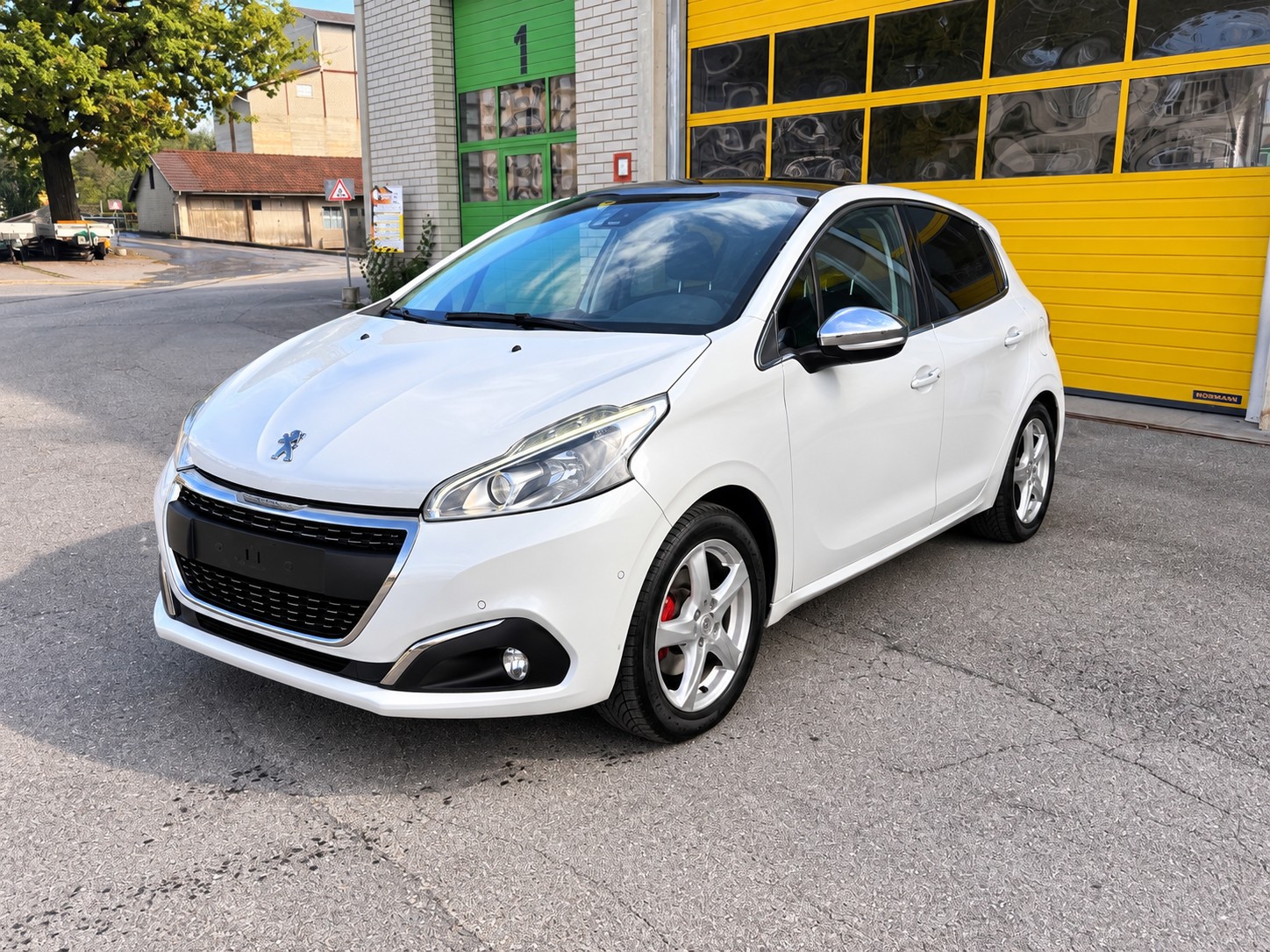 PEUGEOT 2008 1.2 VTI Style-image-0
