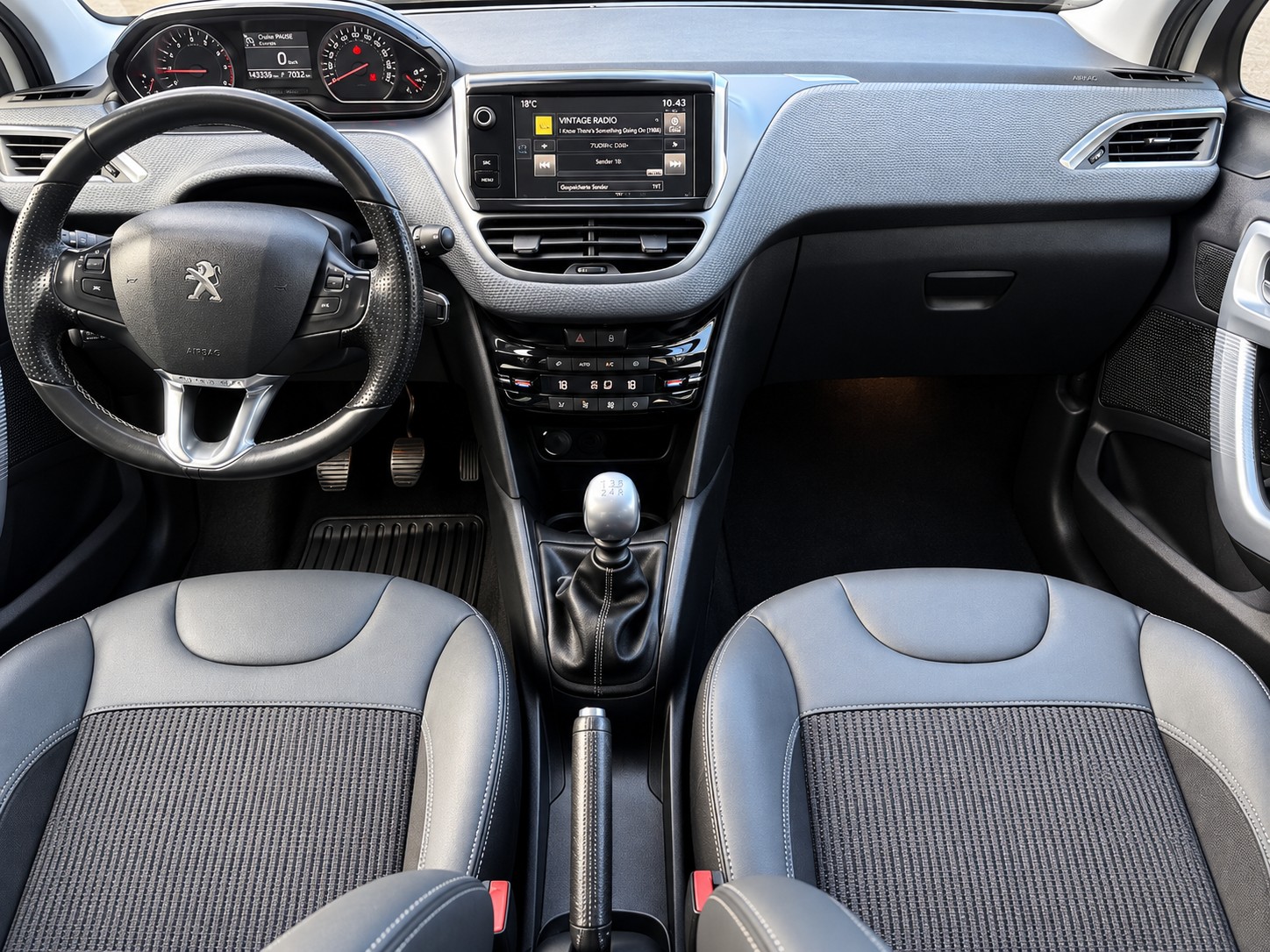 PEUGEOT 2008 1.2 VTI Style-image-5