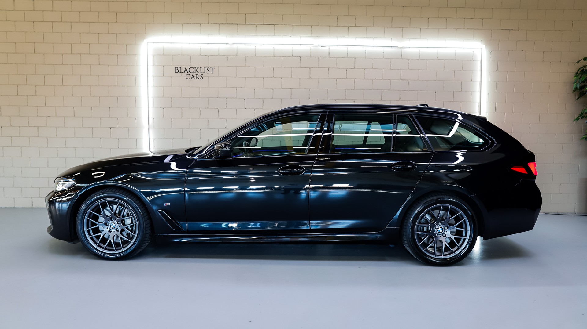 BMW 540d xDrive 48V Touring M Sport Steptronic-image-3