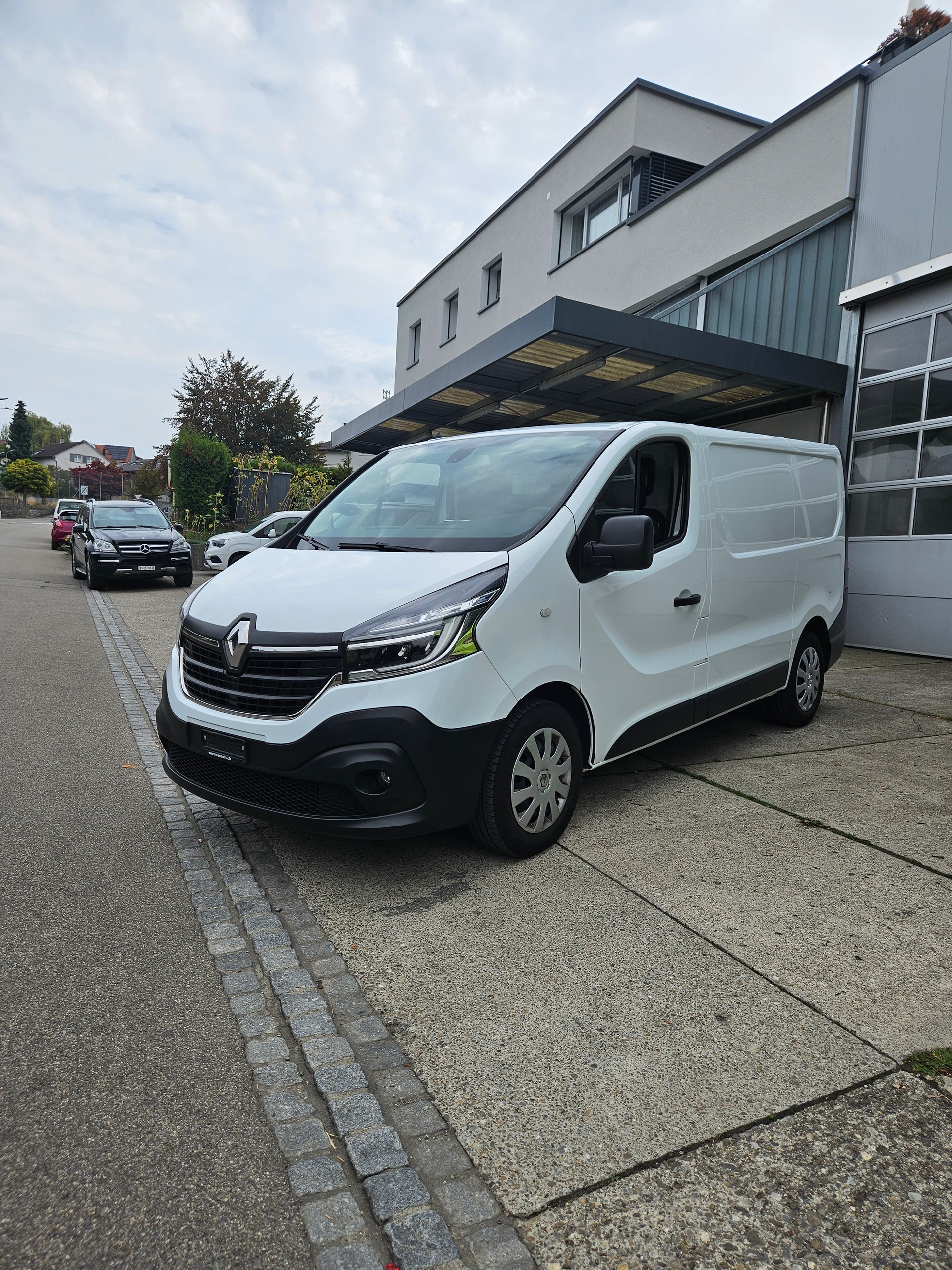 RENAULT Trafic 2.0 dCi 120 3.0t Business L1H1-image-0