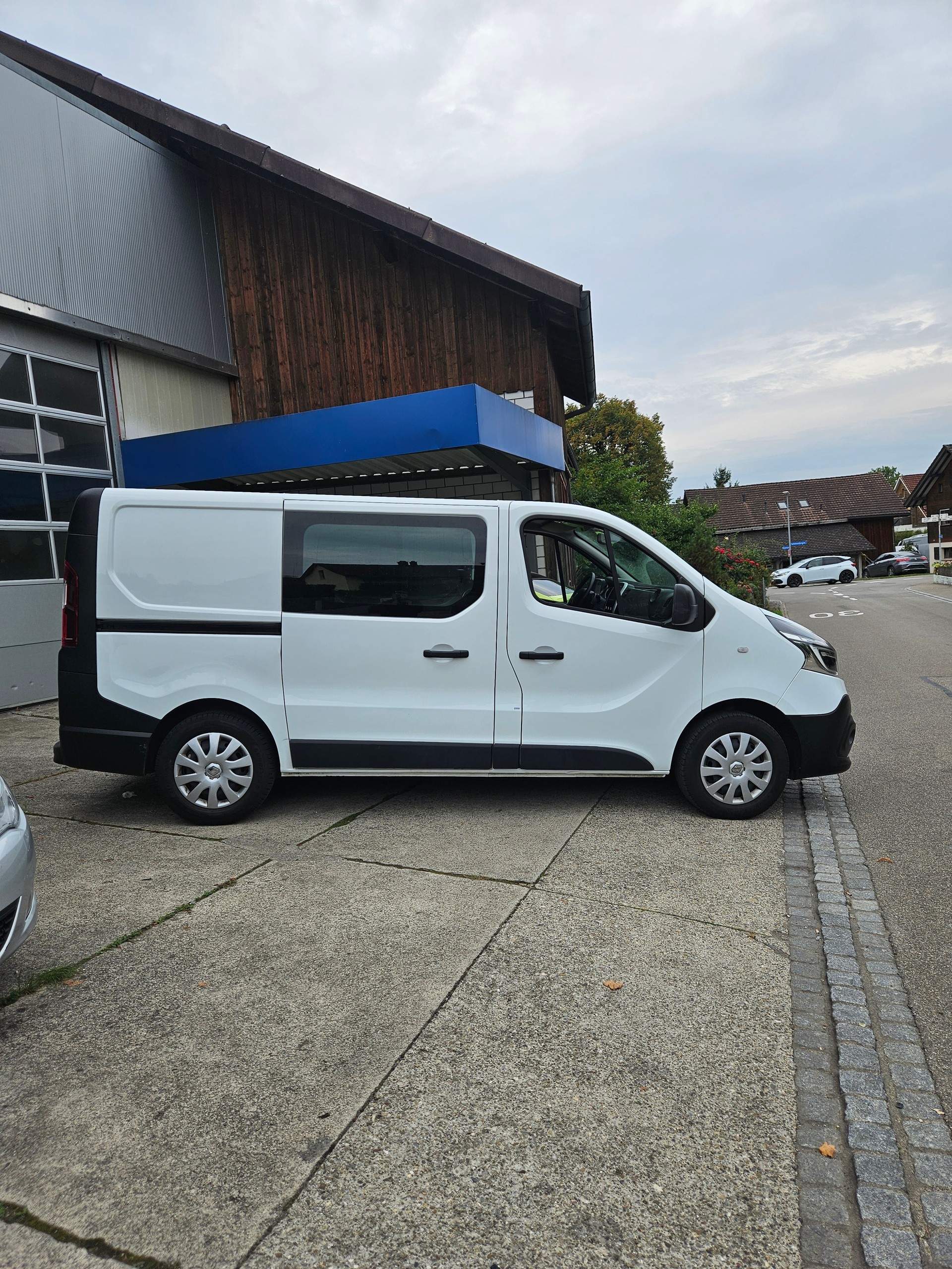 RENAULT Trafic 2.0 dCi 120 3.0t Business L1H1-image-2