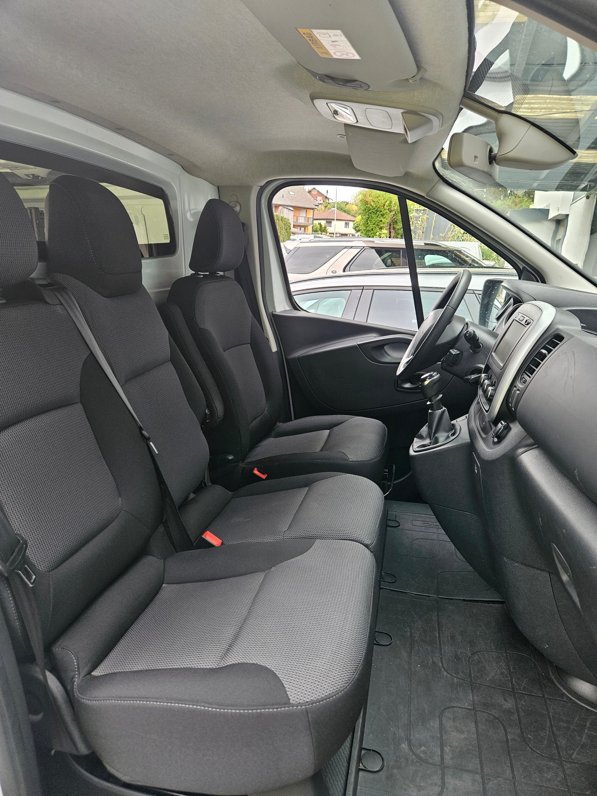RENAULT Trafic 2.0 dCi 120 3.0t Business L1H1-image-8