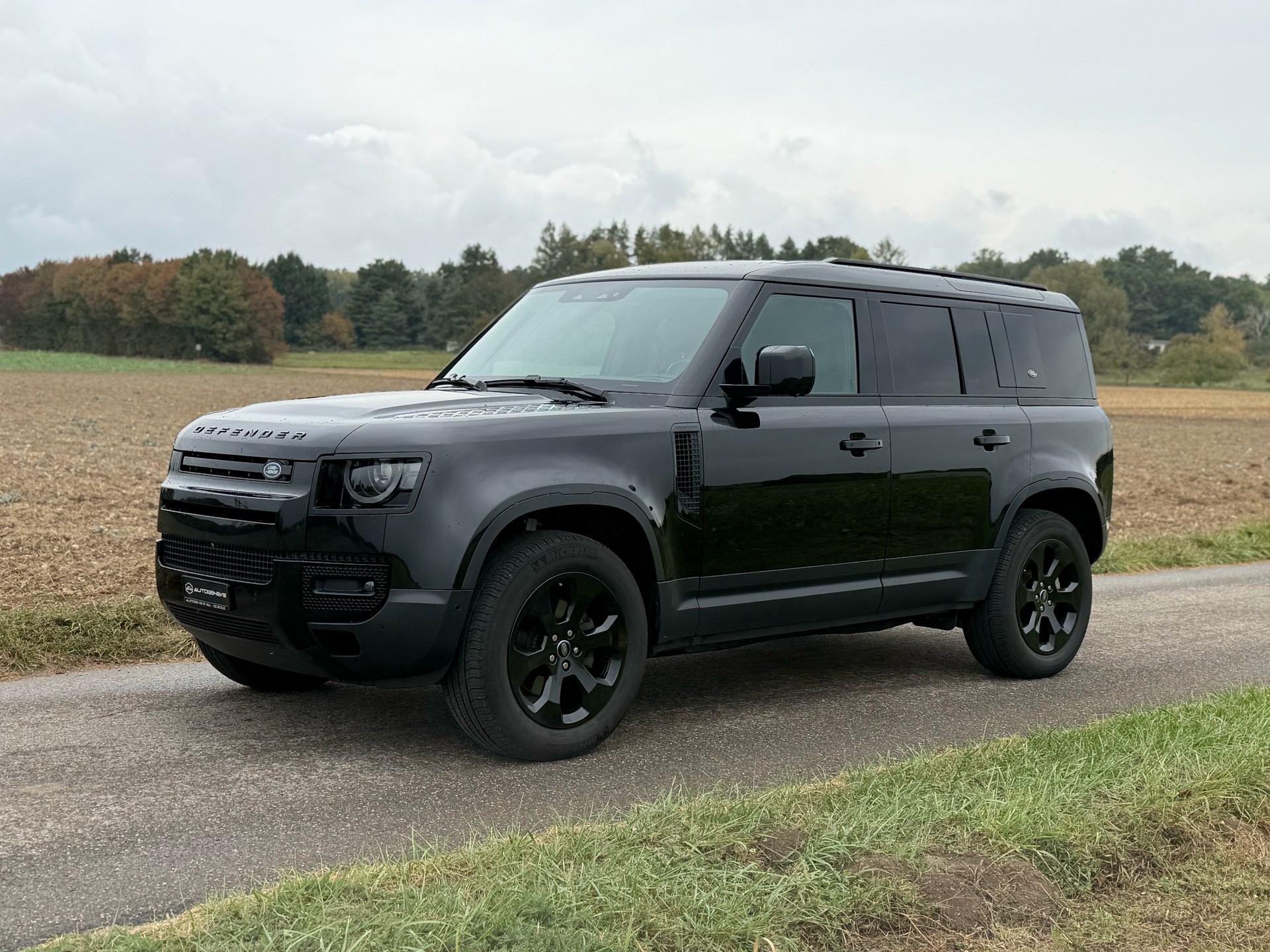 LAND ROVER Defender 110 P300 Si4 HSE AT8-image-4