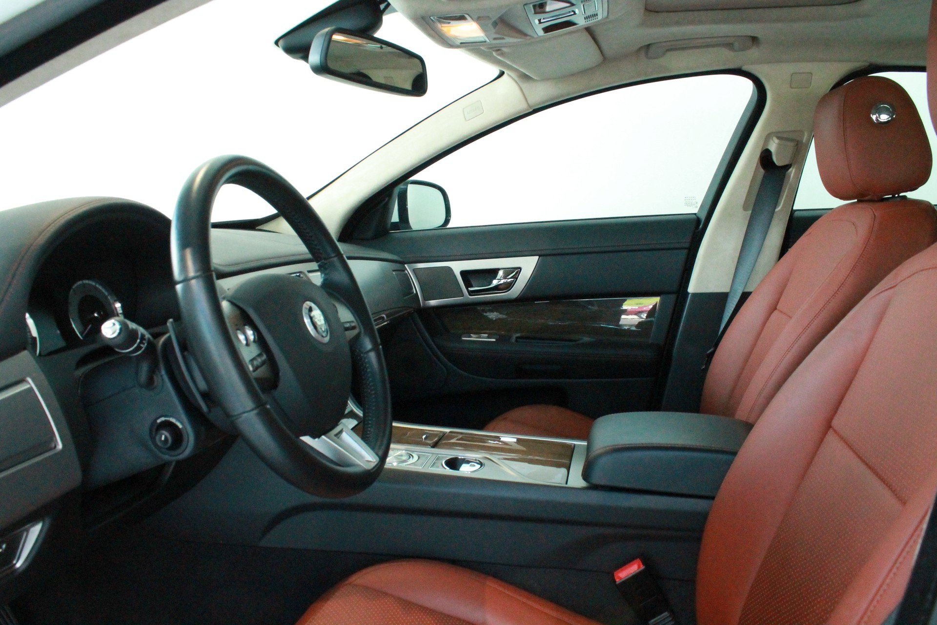 JAGUAR XF 5.0 V8 Portfolio-showroom-element-3