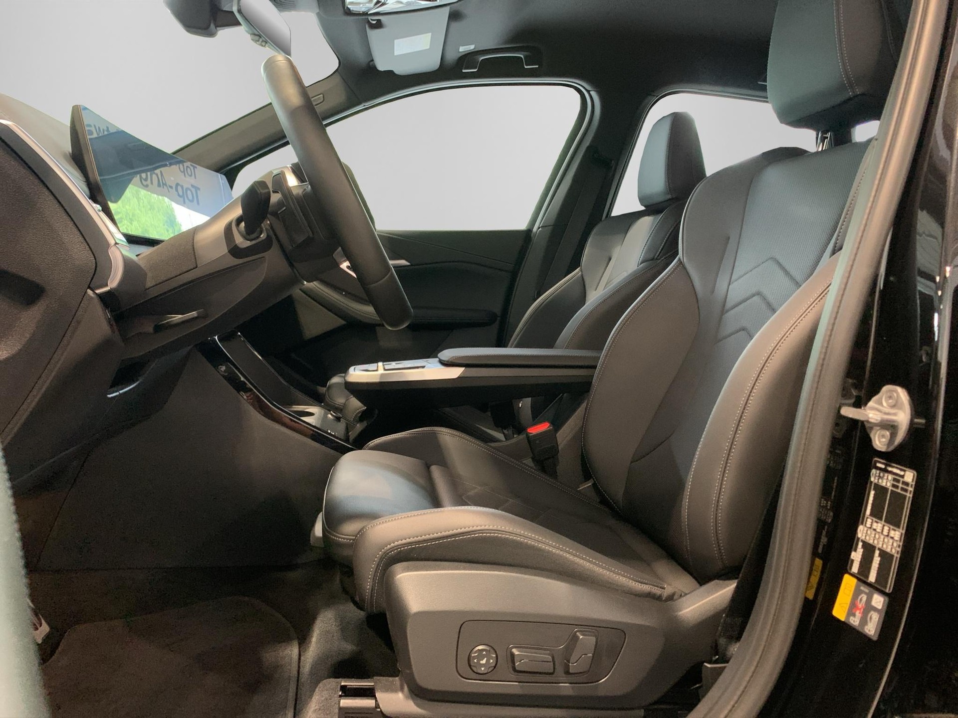 BMW 230e xDrive Active Tourer M Sport-image-10