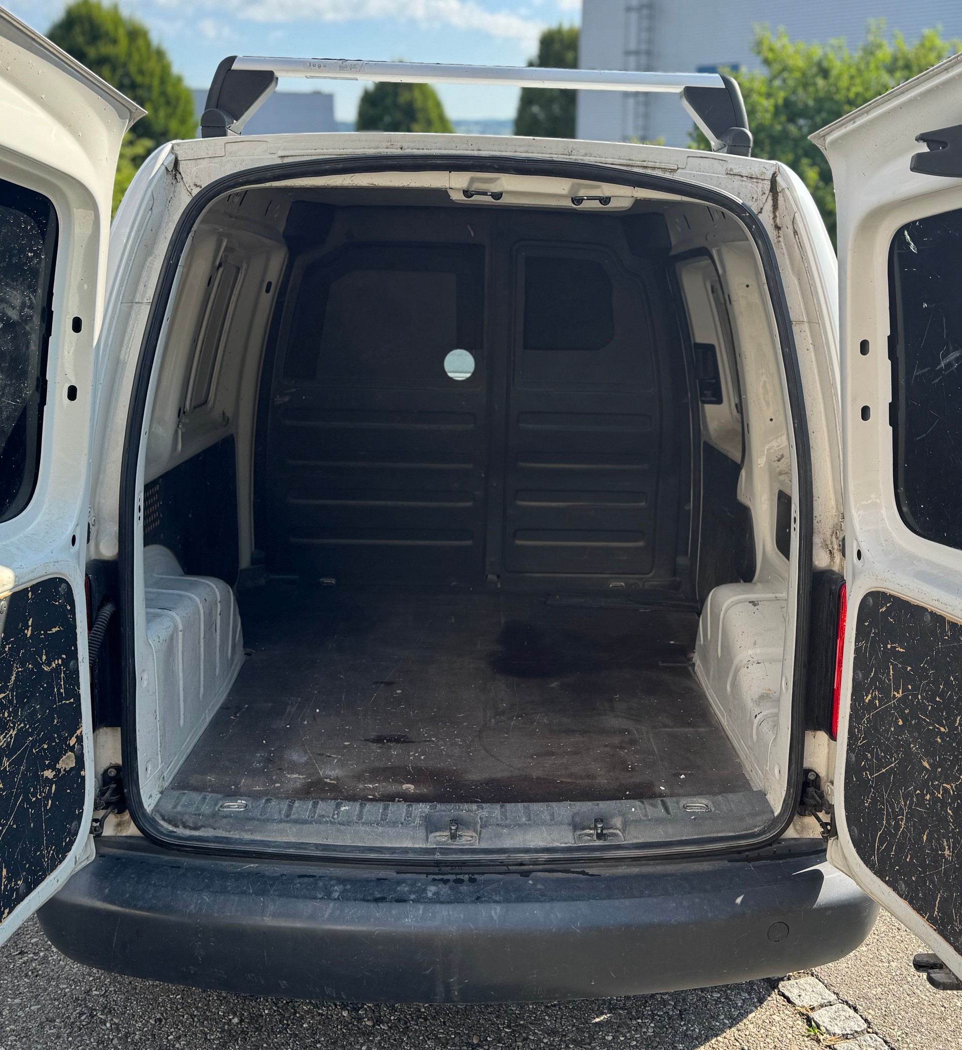 VW Caddy 1.6 TDI BlueMotion Technology-image-12
