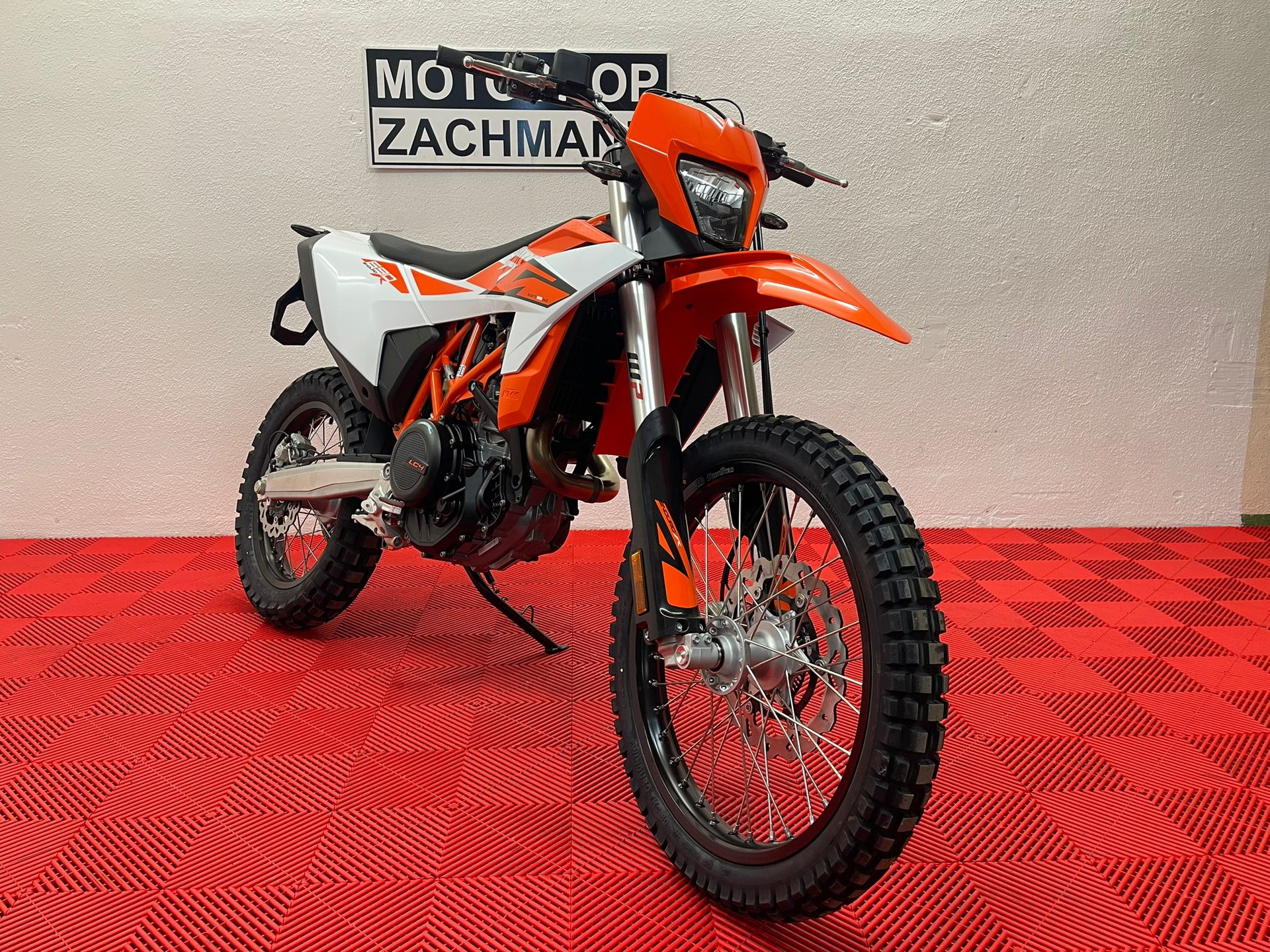 KTM 690 Enduro R 2026-showroom-element-1