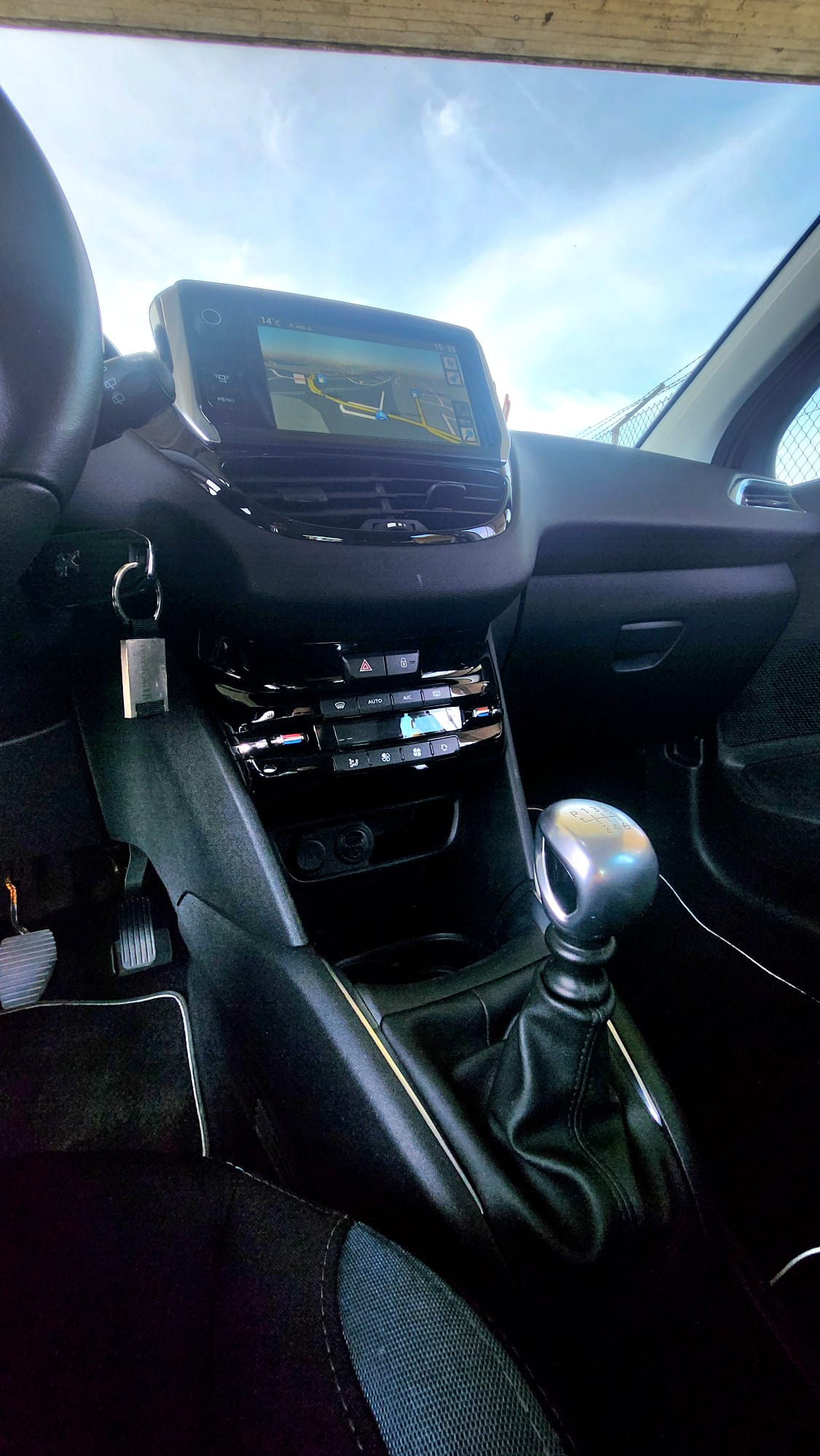 PEUGEOT 208 1.6 e-HDI Allure-image-9