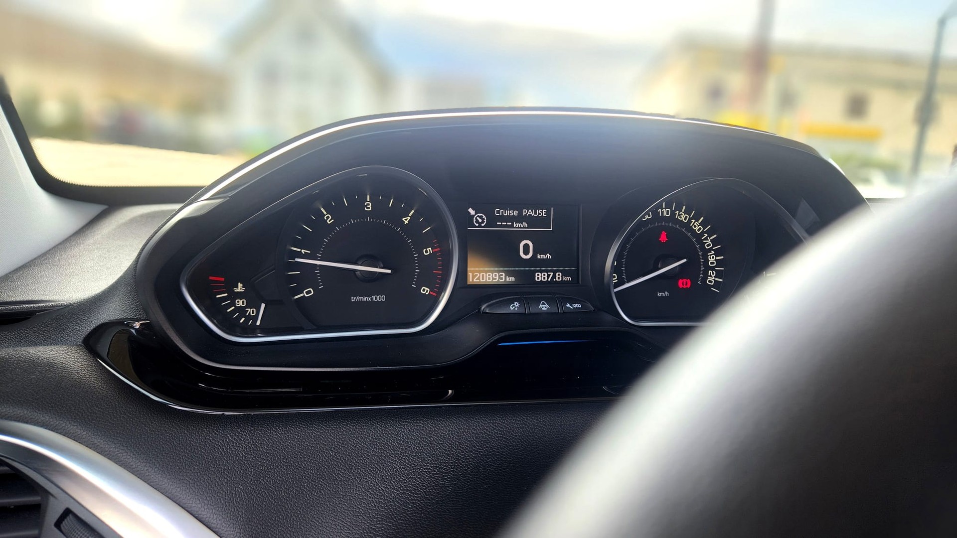 PEUGEOT 208 1.6 e-HDI Allure-image-11