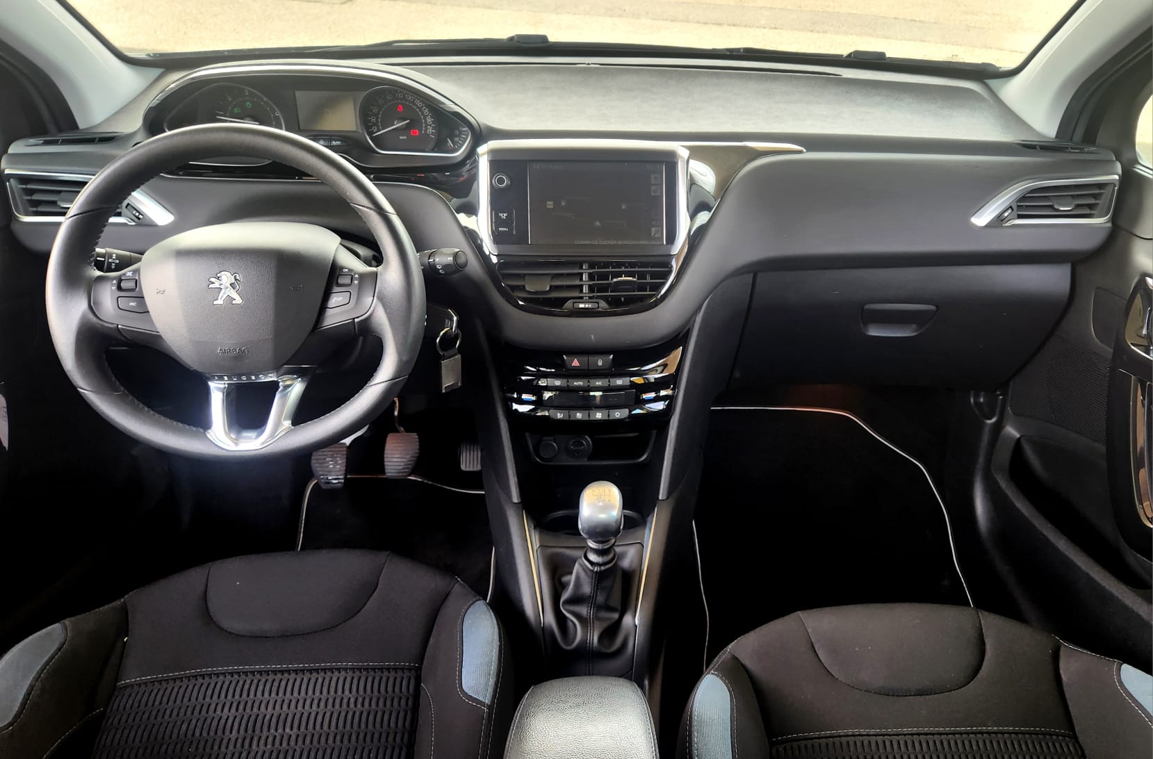 PEUGEOT 208 1.6 e-HDI Allure-image-7