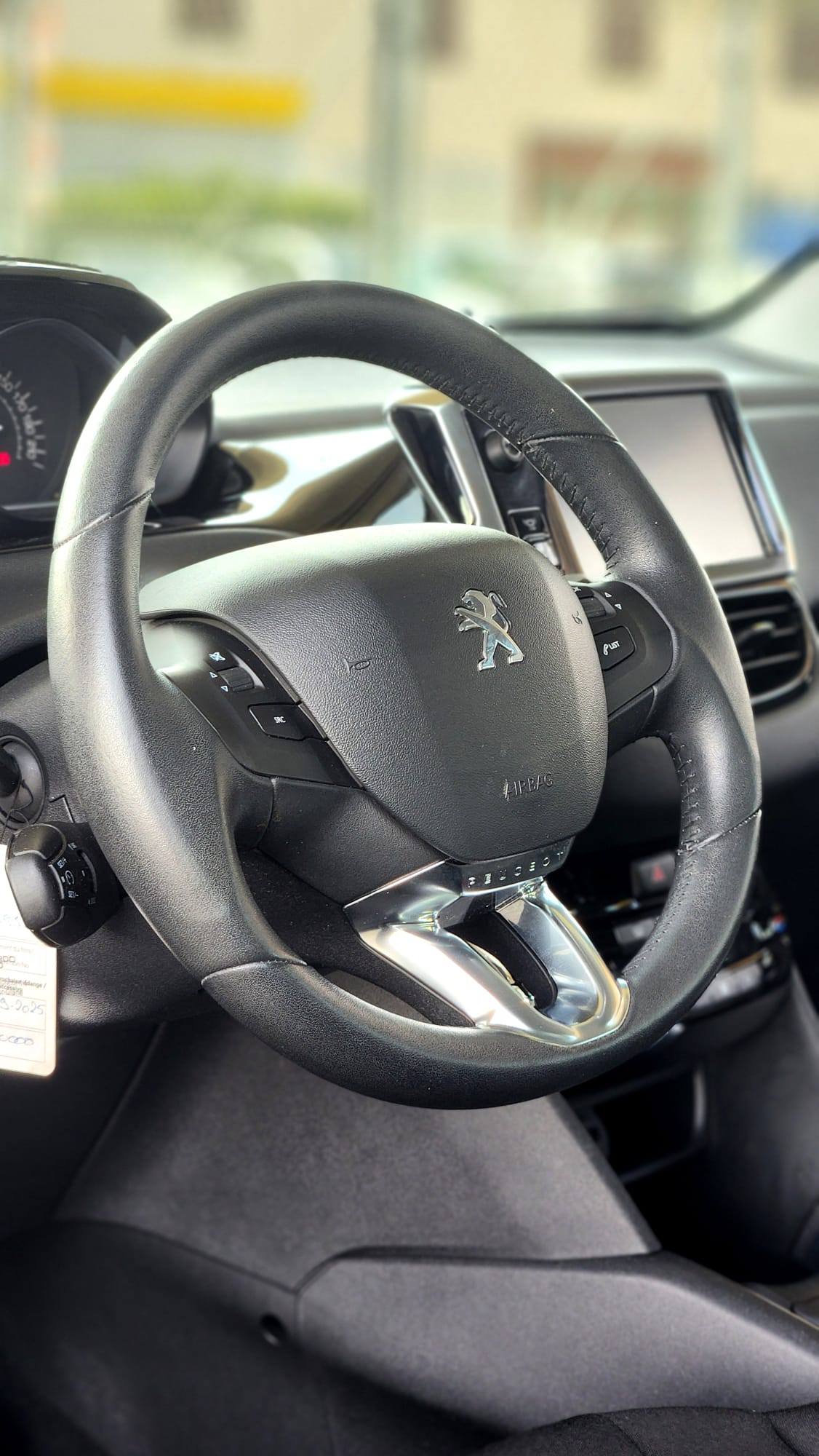 PEUGEOT 208 1.6 e-HDI Allure-image-8